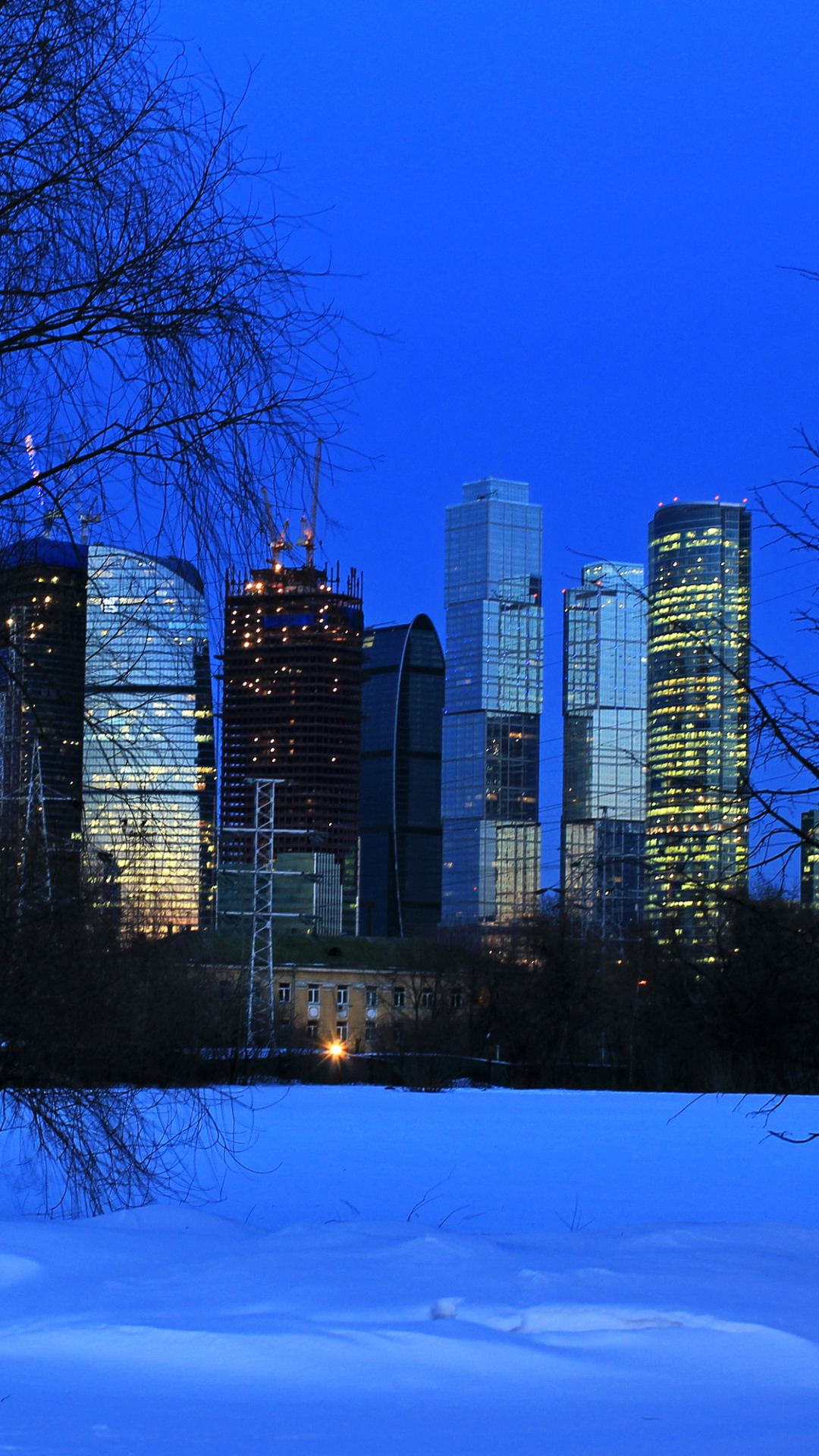 Handy-Wallpaper Städte, Winter, Schnee, Moskau, Stadt, Wolkenkratzer, Licht, Baum, Russland, Nacht, Menschengemacht, Großstadt kostenlos herunterladen.