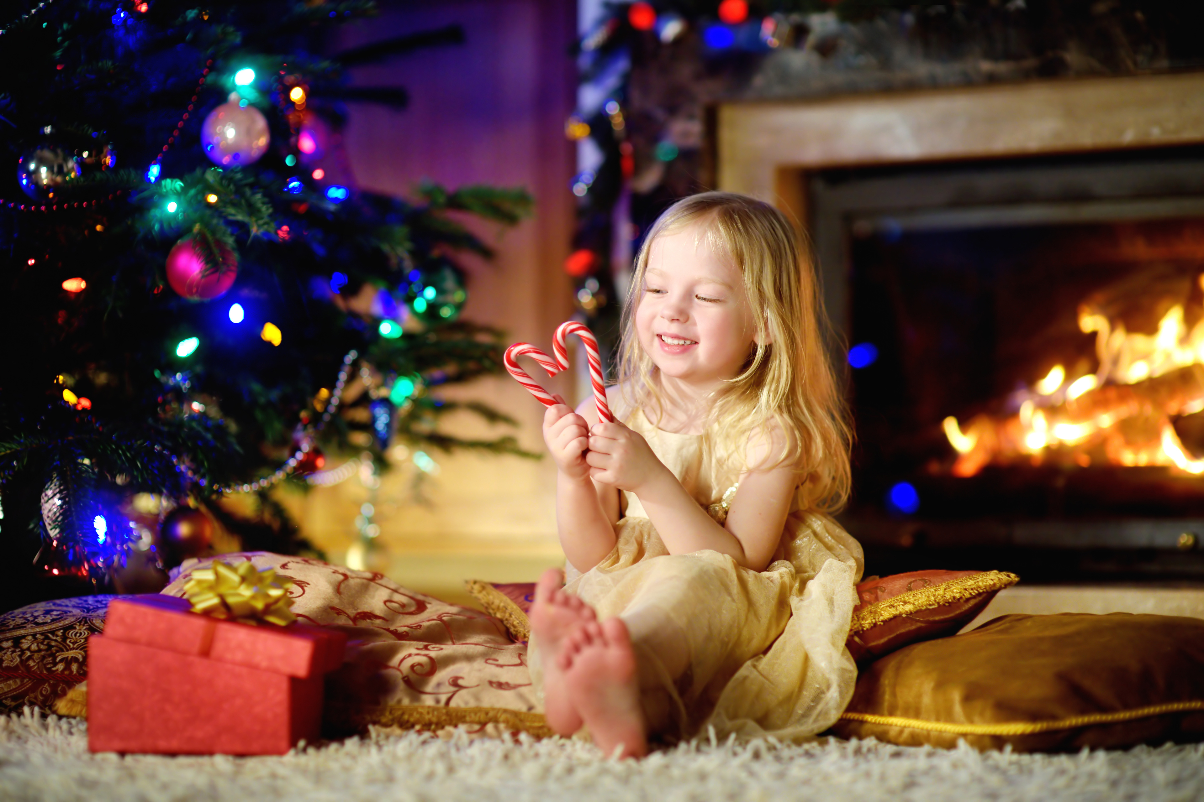 Handy-Wallpaper Weihnachten, Geschenk, Kind, Fotografie, Kamin, Blondinen, Kleines Mädchen, Zuckerstange kostenlos herunterladen.