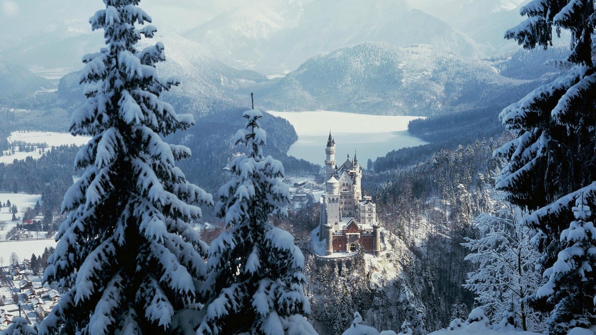 Скачать картинку Замок, Город, Лес, Зима, Природа, Снег, Небо в телефон бесплатно.