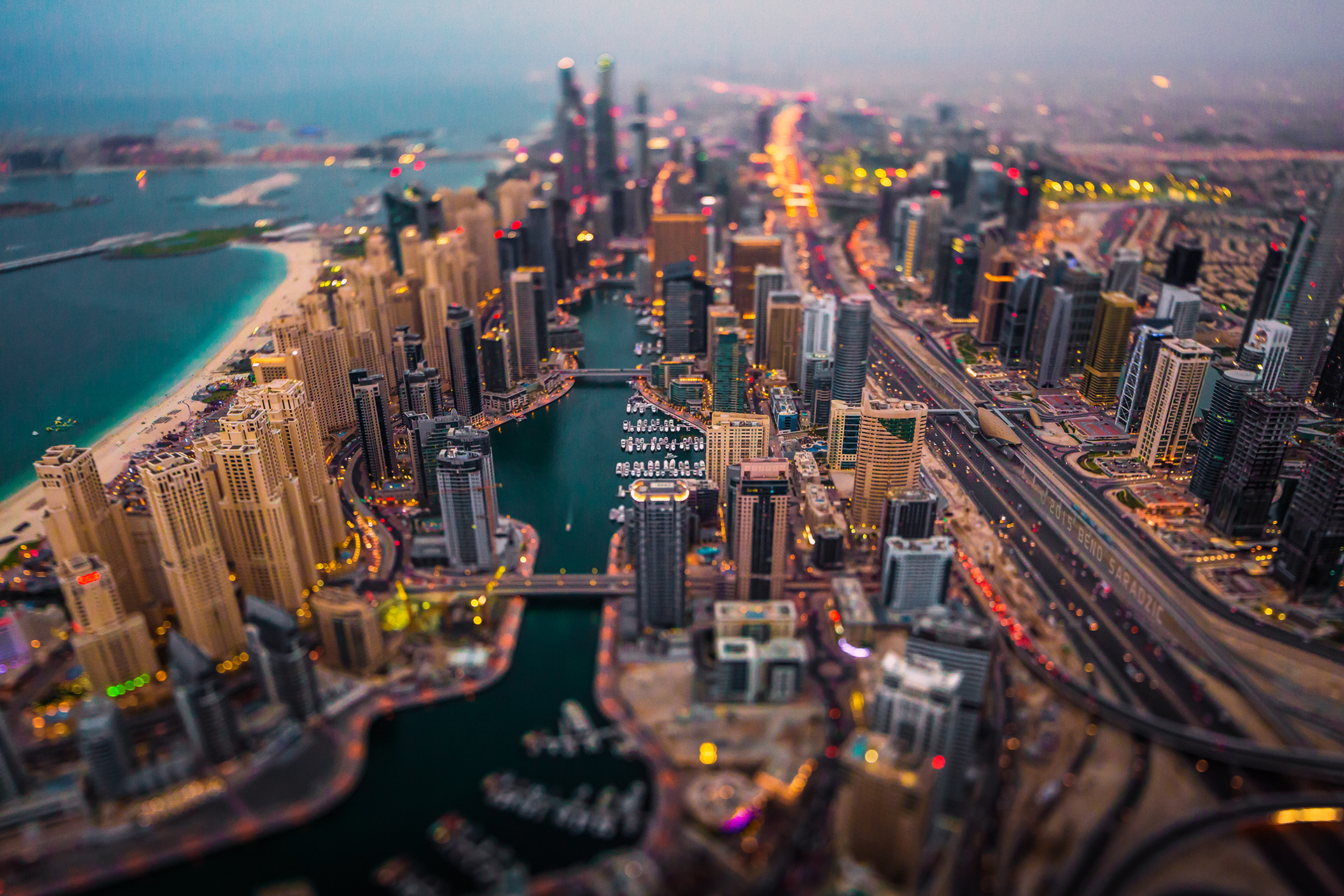Скачати мобільні шпалери Місто, Хмарочос, Будівля, Дубай, Міський Пейзаж, Фотографія, Об'єднані Арабські Емірати, Tilt Shift безкоштовно.