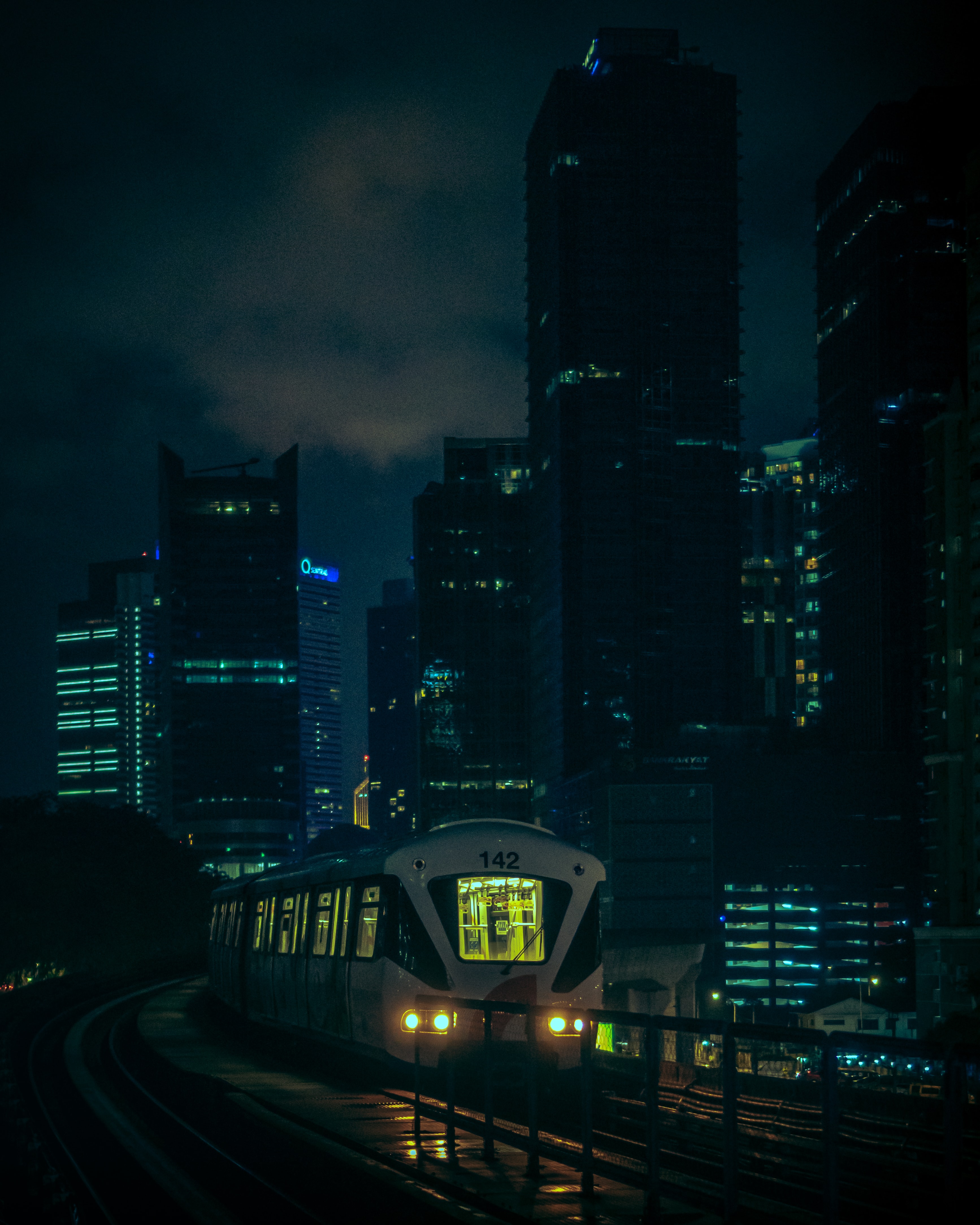 Descarga gratuita de fondo de pantalla para móvil de Un Tren, Noche, Ciudad, Edificio, Oscuro, Tren.