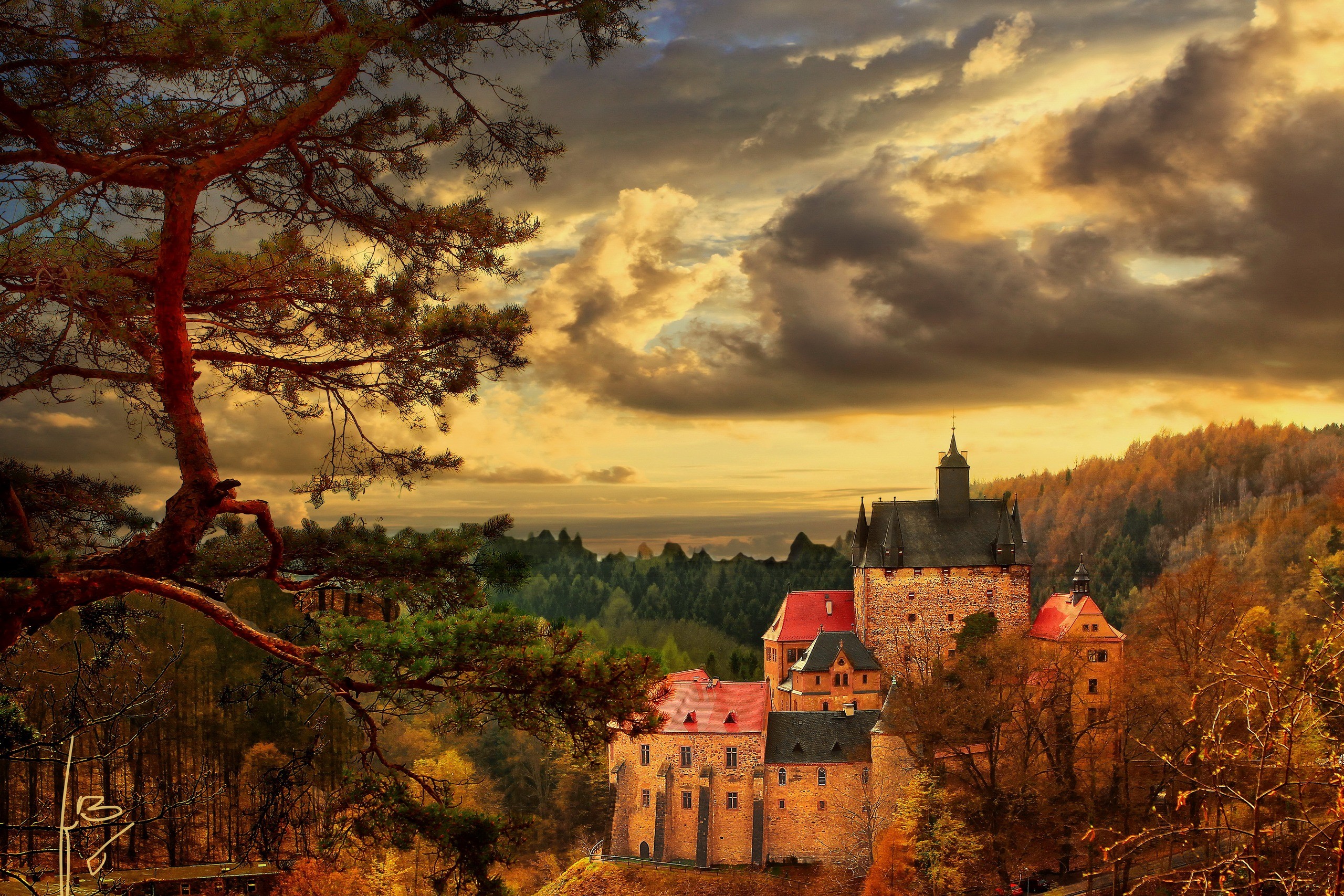 Handy-Wallpaper Herbst, Schlösser, Wald, Wolke, Menschengemacht, Schloss kostenlos herunterladen.