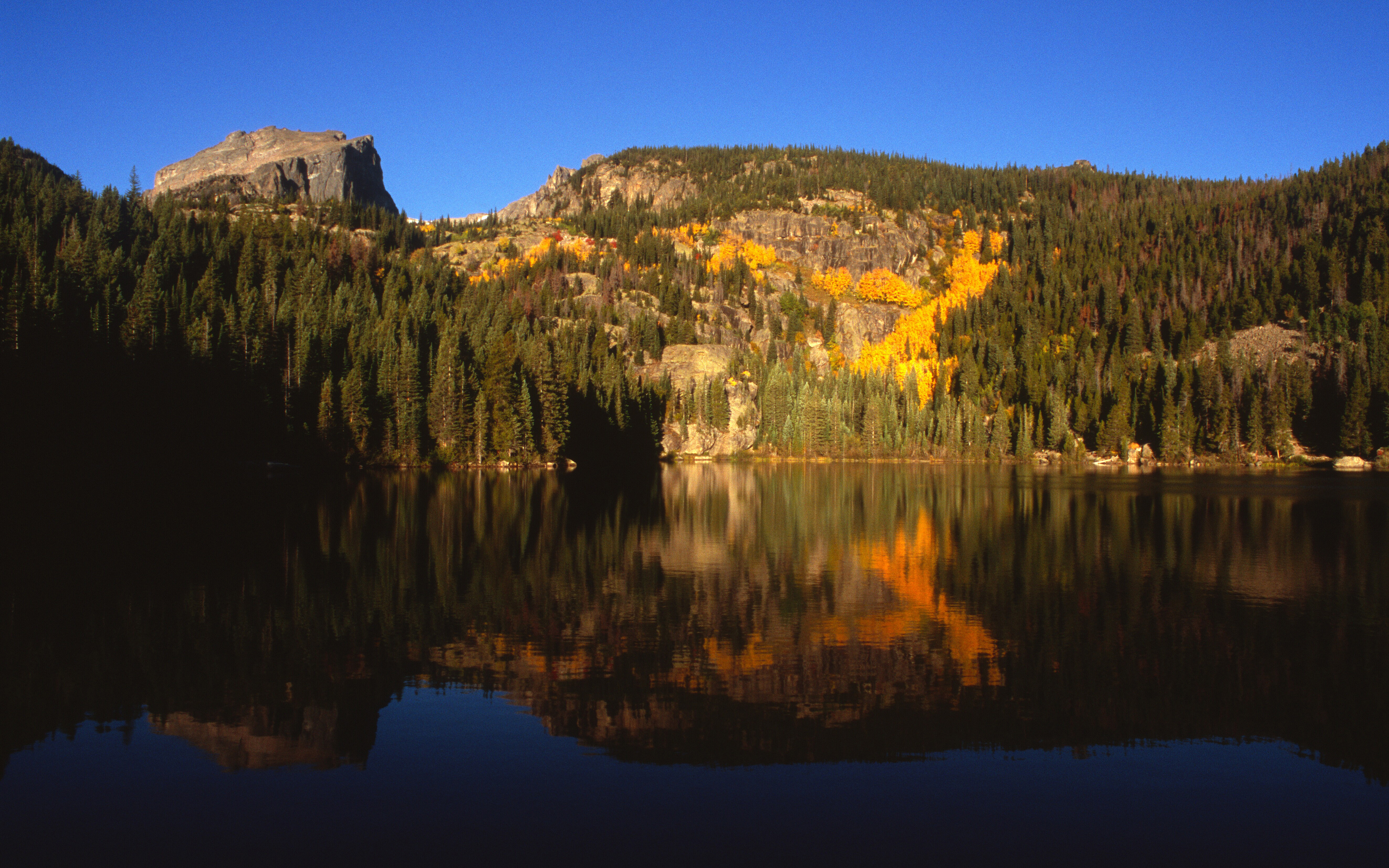 Descarga gratis la imagen Naturaleza, Rio, Montaña, Bosque, Tierra/naturaleza, Reflejo en el escritorio de tu PC