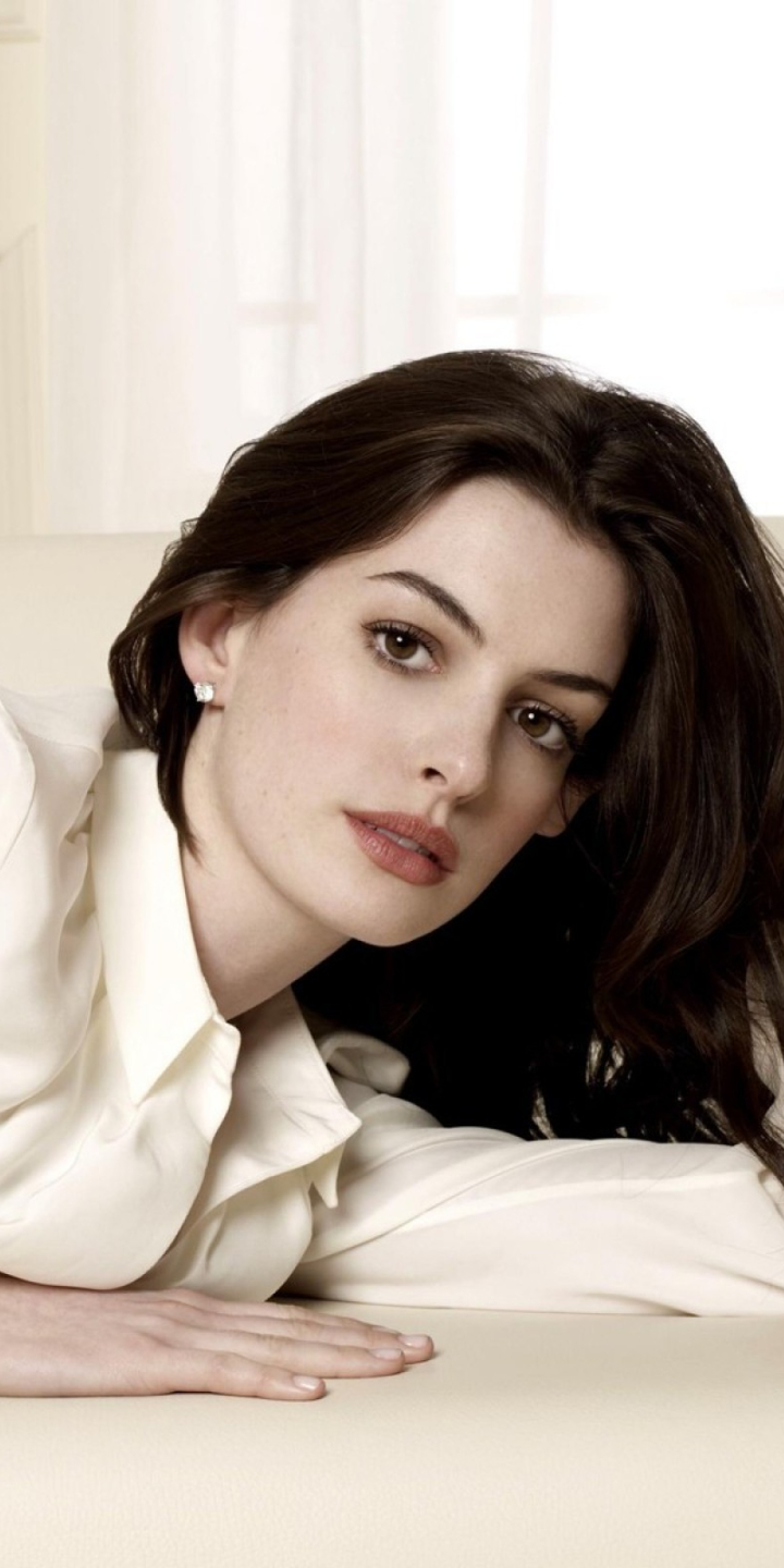 Download mobile wallpaper Anne Hathaway, Brunette, American, Celebrity, Brown Eyes, Actress for free.