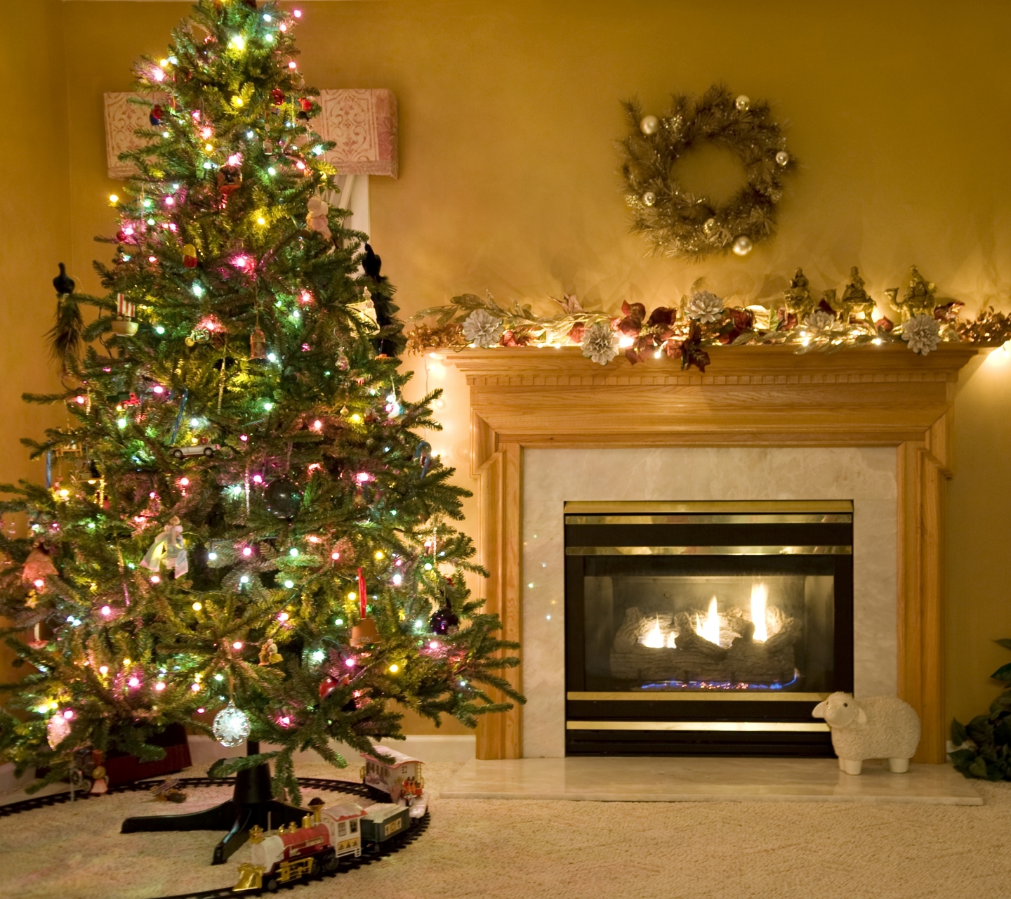 Laden Sie das Feiertage, Weihnachten, Weihnachtsschmuck, Weihnachtsbaum, Kamin, Weihnachtsbeleuchtung-Bild kostenlos auf Ihren PC-Desktop herunter