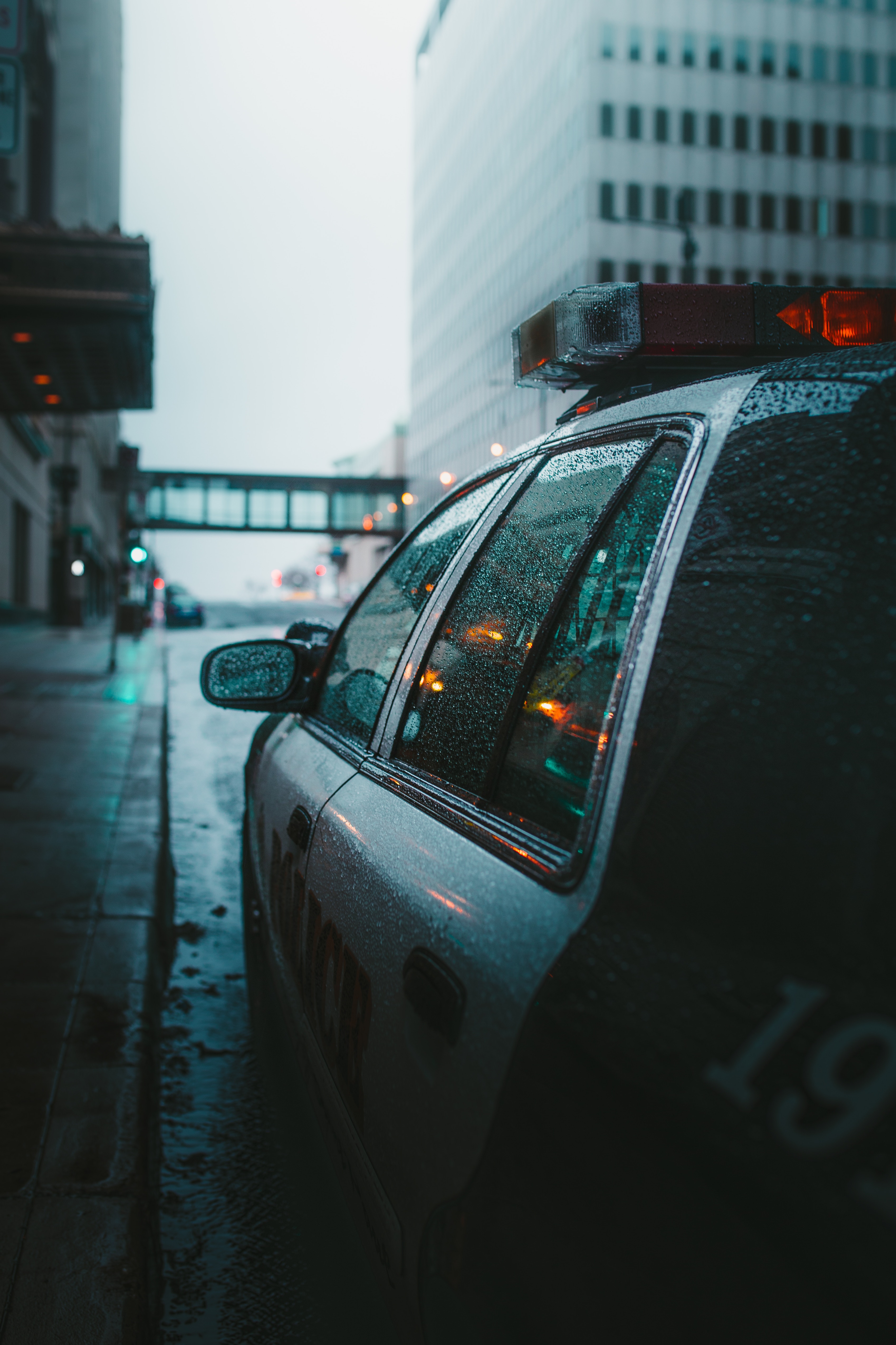 133264 скачать обои полиция, дождь, тачки (cars), город, туман, автомобиль, улица - заставки и картинки бесплатно