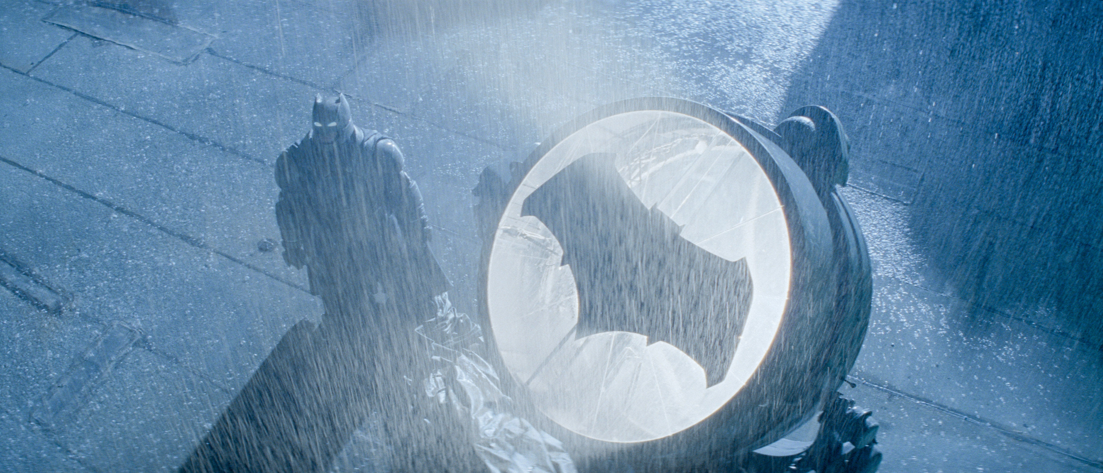 377208 скачать обои кино, бэтмен против супермена: на заре справедливости, бэтмен, бэт сигнал, супермен - заставки и картинки бесплатно