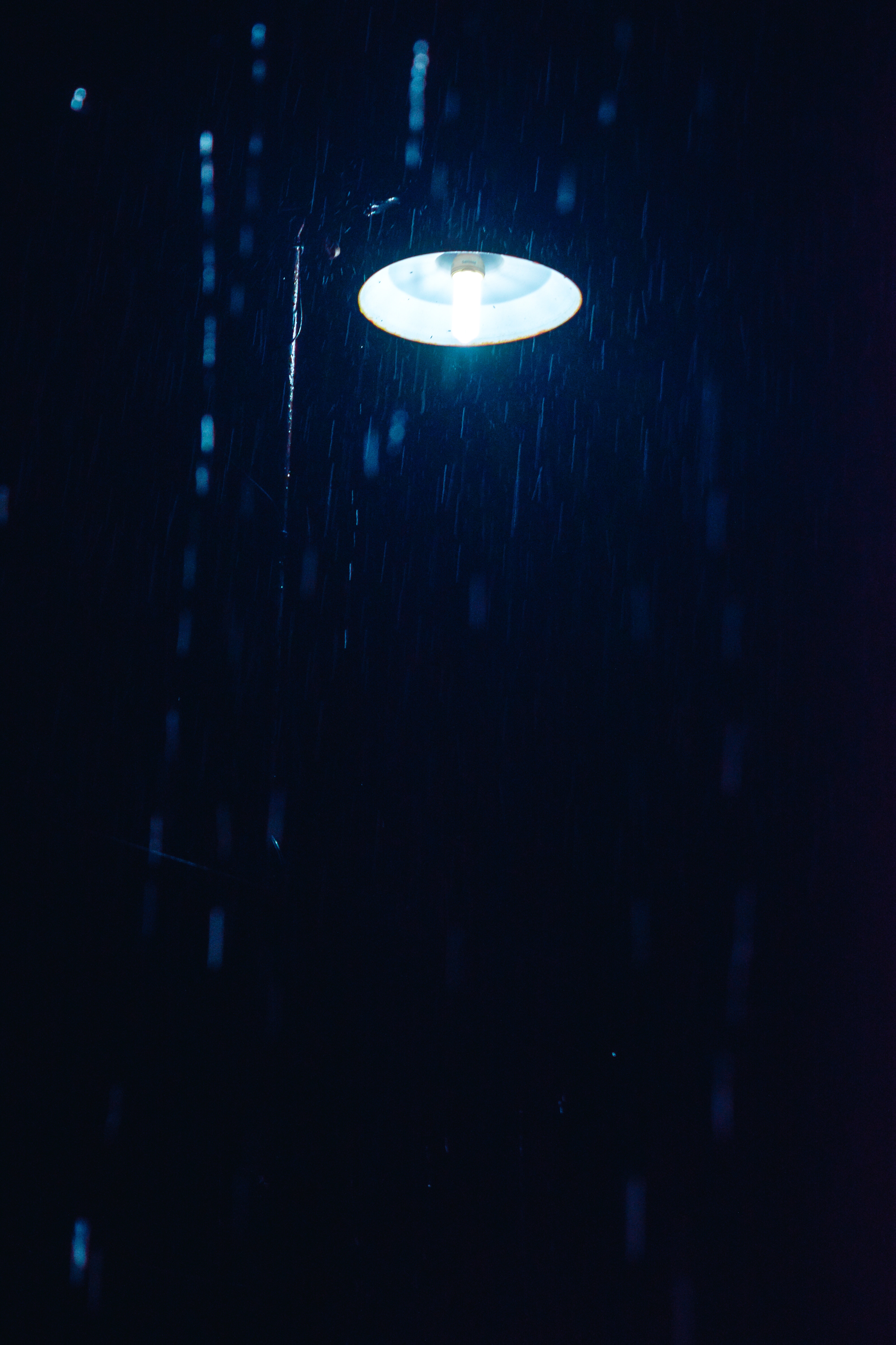 99947 скачать обои фонарь, дождь, темные, ночь, свет - заставки и картинки бесплатно