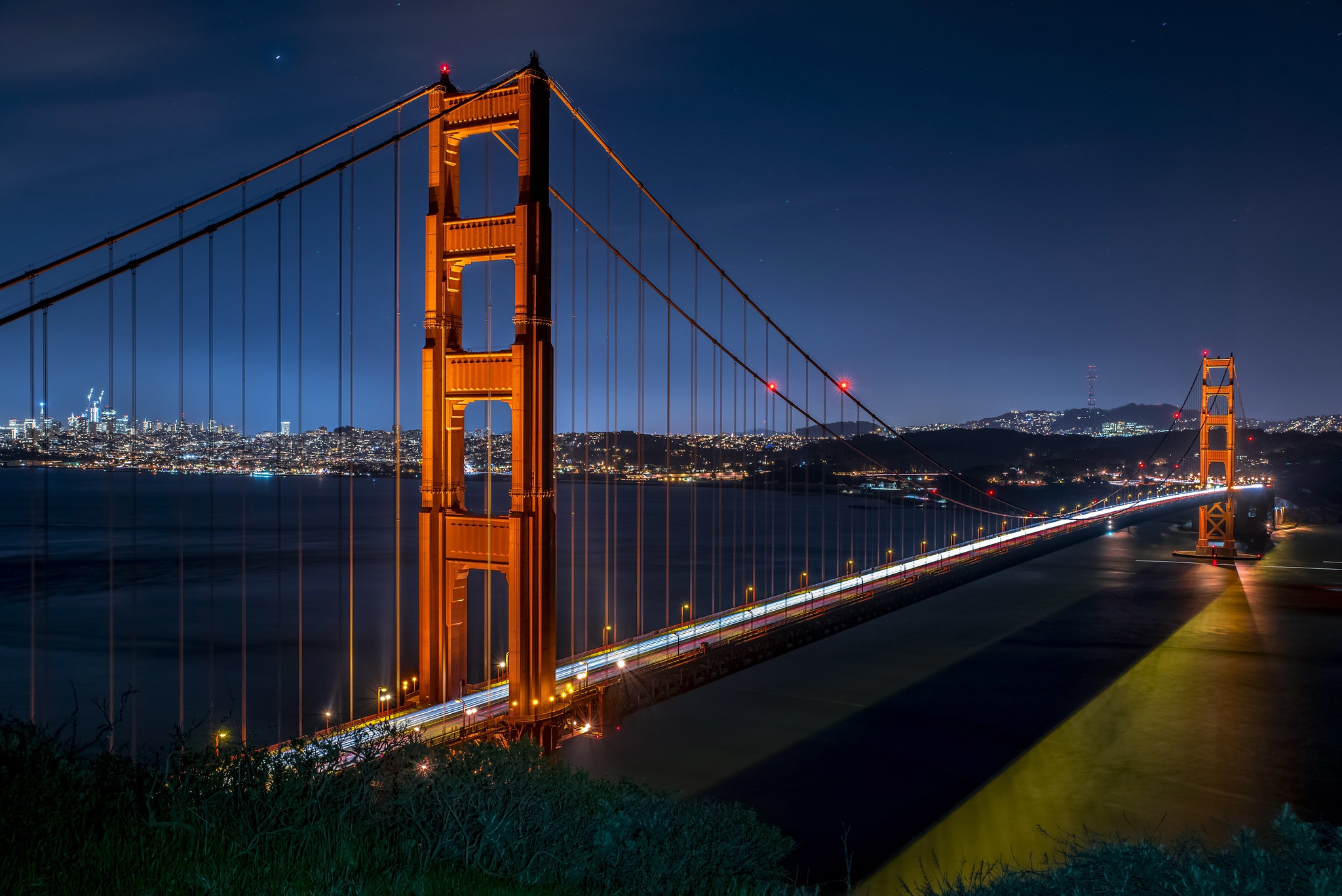 Скачать картинку Мосты, Ночь, Мост, Сша, Калифорния, Сан Франциско, Золотые Ворота, Сделано Человеком в телефон бесплатно.