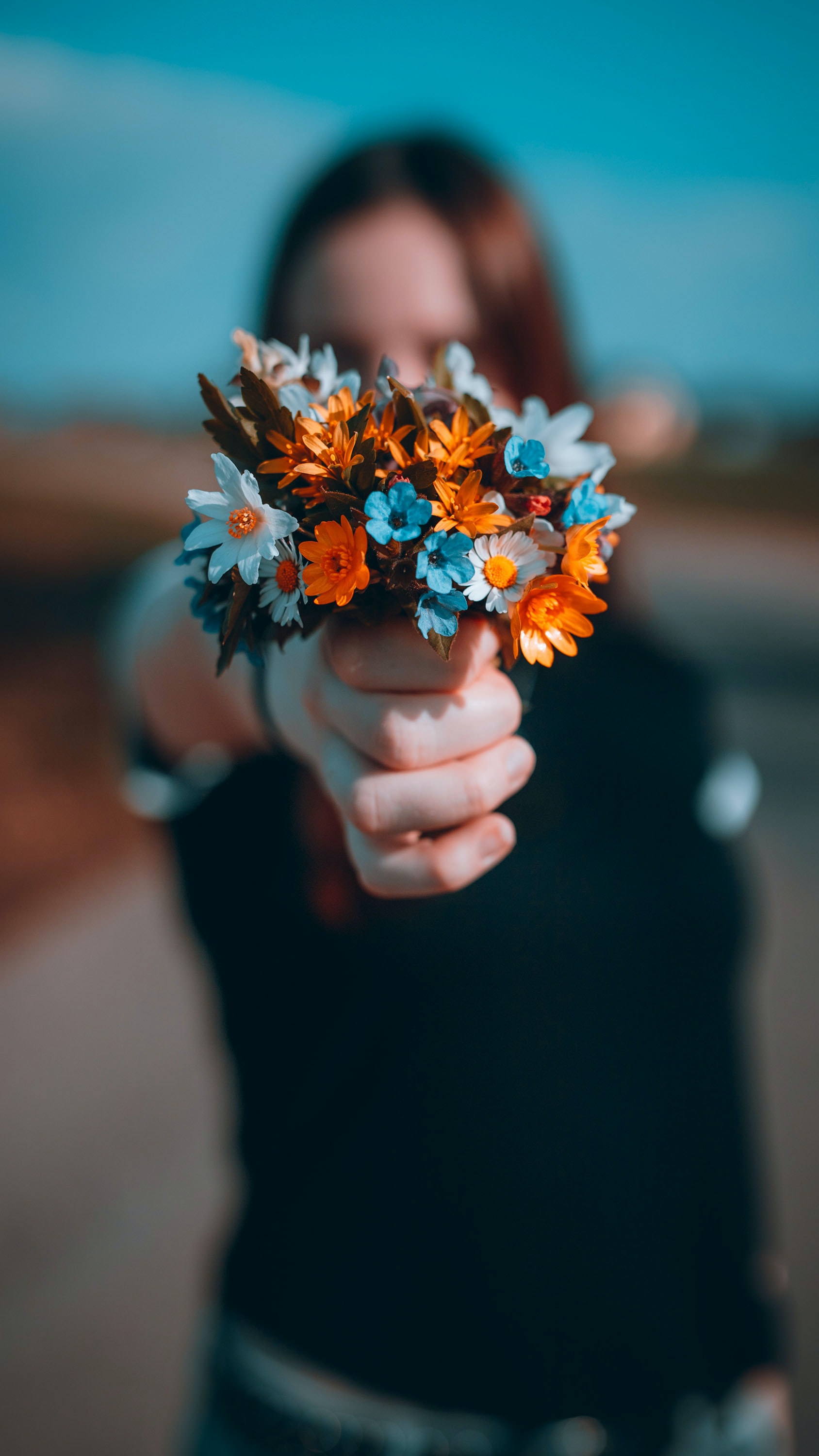 hand, flowers, bouquet, girl phone background
