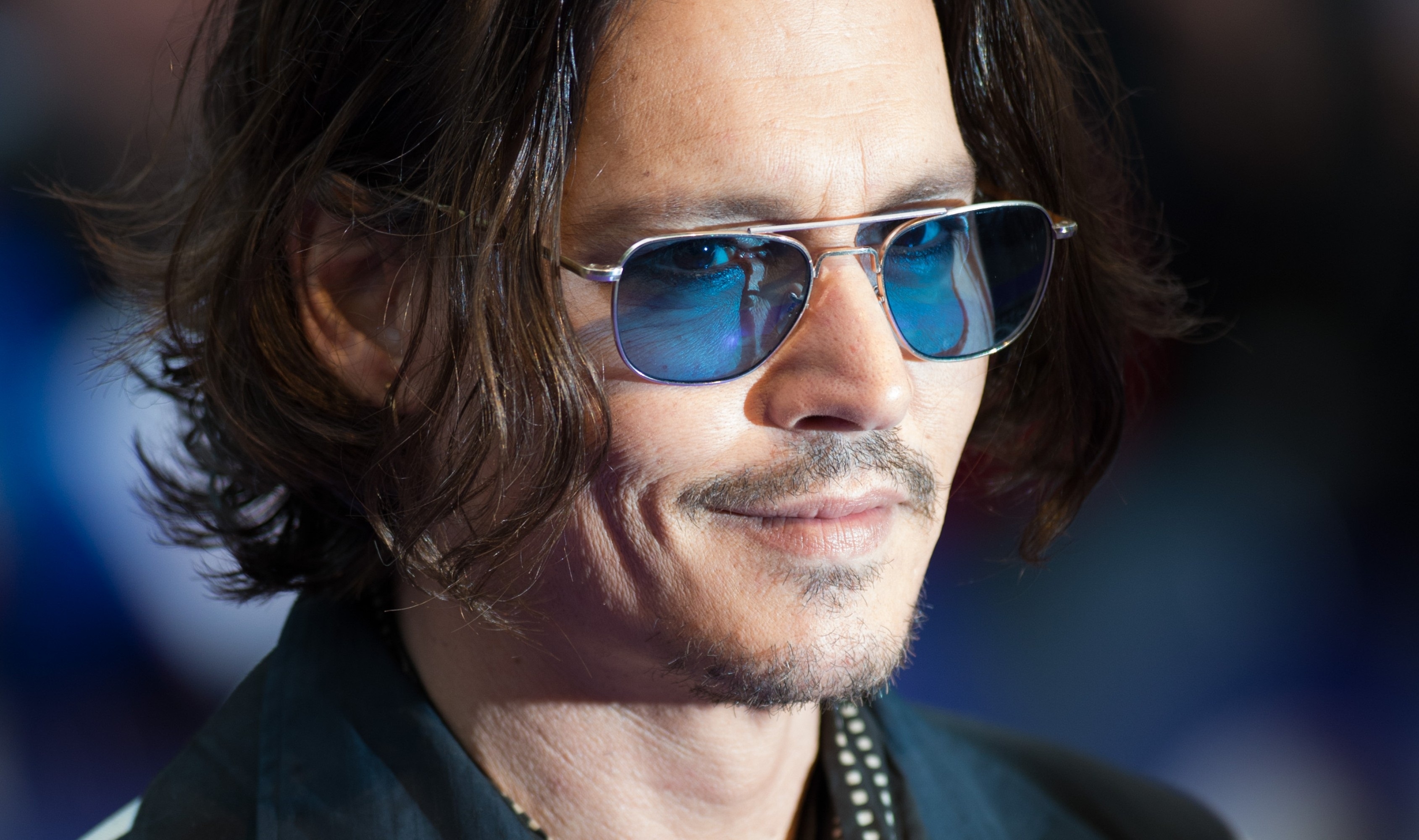Handy-Wallpaper Schauspieler, Johnny Depp, Lächeln, Sonnenbrille, Berühmtheiten kostenlos herunterladen.
