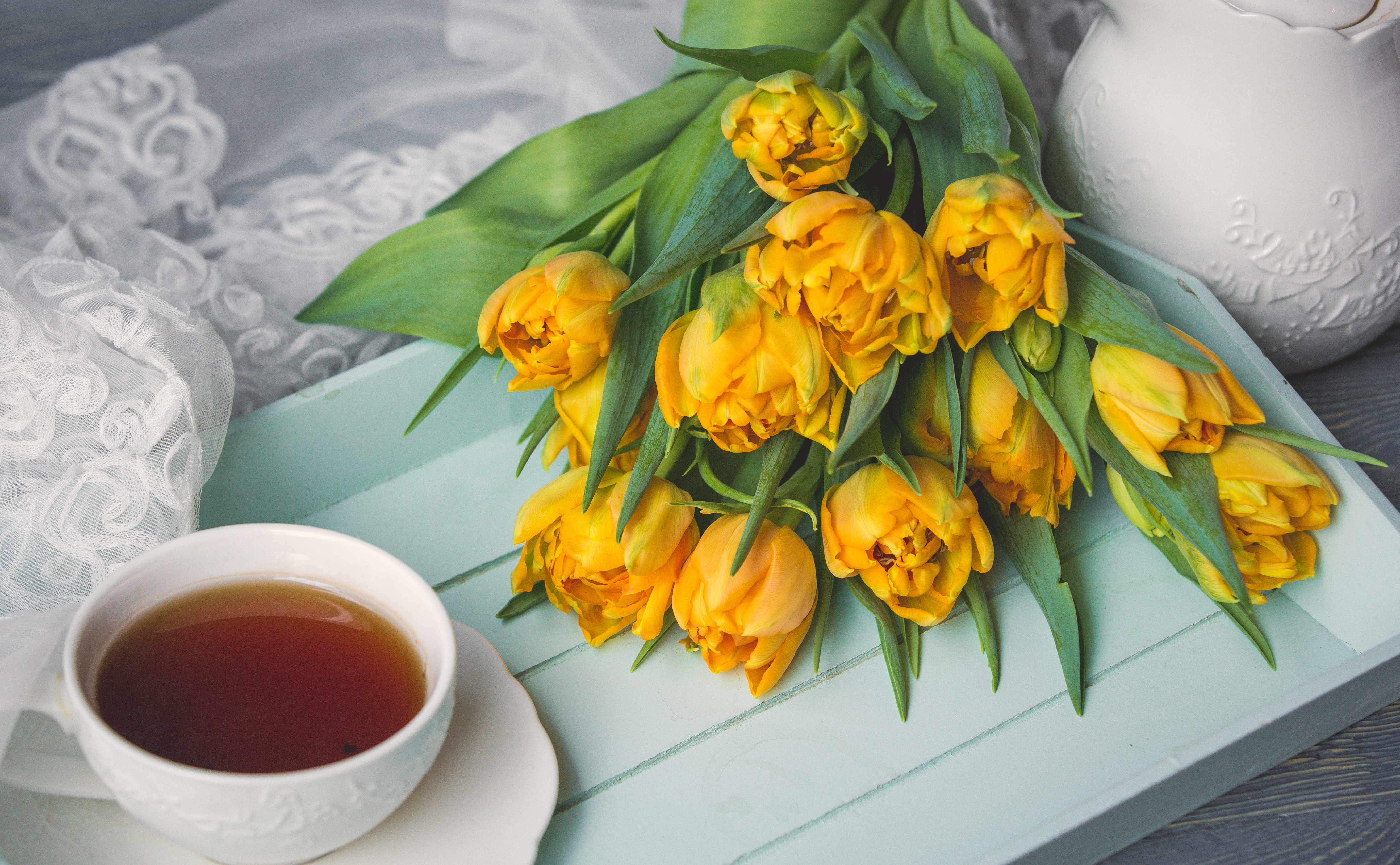 Handy-Wallpaper Blume, Tasse, Strauß, Tee, Tulpe, Gelbe Blume, Nahrungsmittel, Stillleben kostenlos herunterladen.