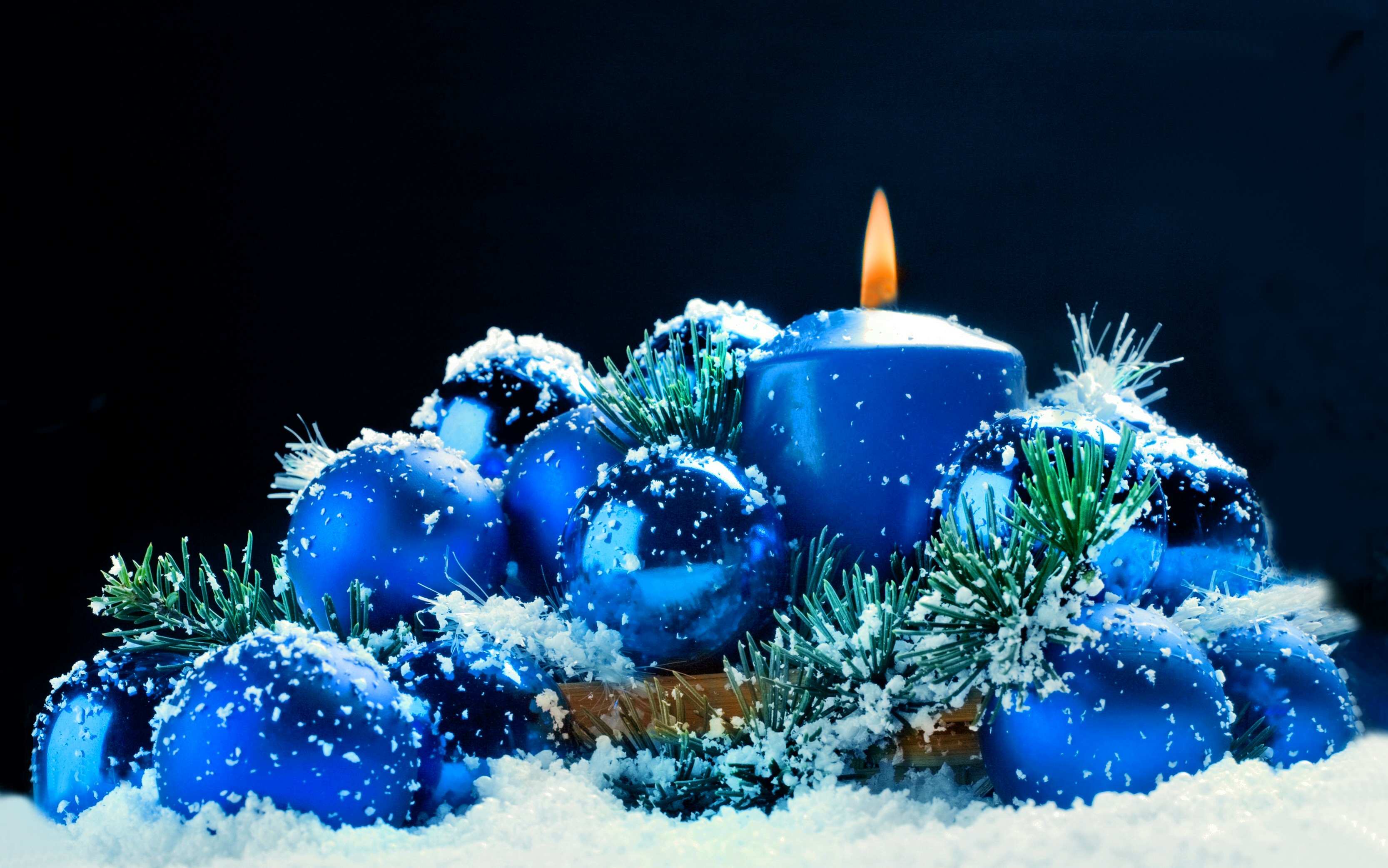 732793 завантажити шпалери сніг, різдво, свято, різдвяні прикраси, синій, свічка - заставки і картинки безкоштовно