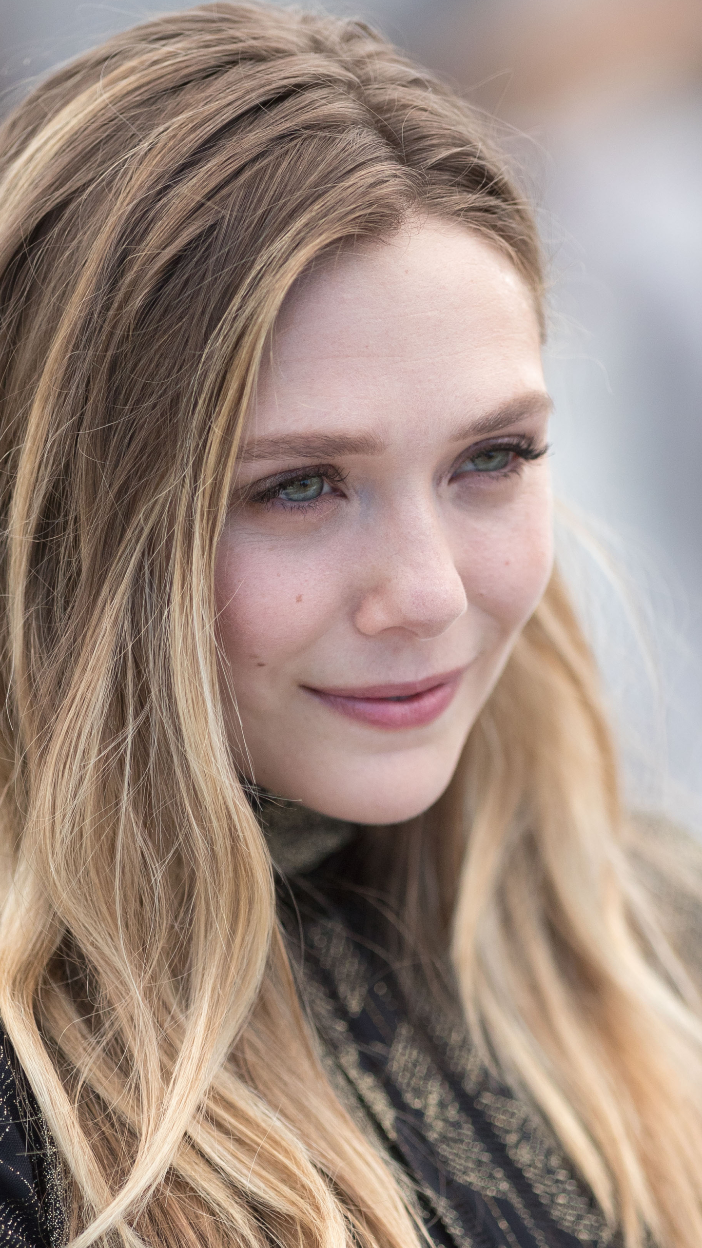 Download mobile wallpaper Smile, Blonde, American, Celebrity, Actress, Elizabeth Olsen for free.