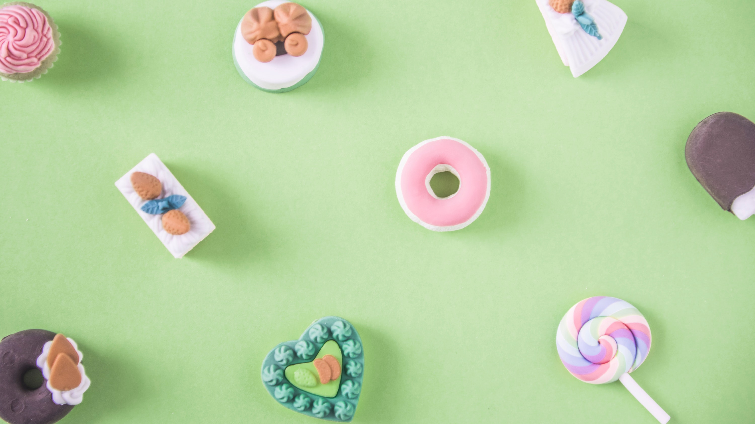 Free download wallpaper Food, Dessert, Cake, Colors, Lollipop, Cupcake on your PC desktop