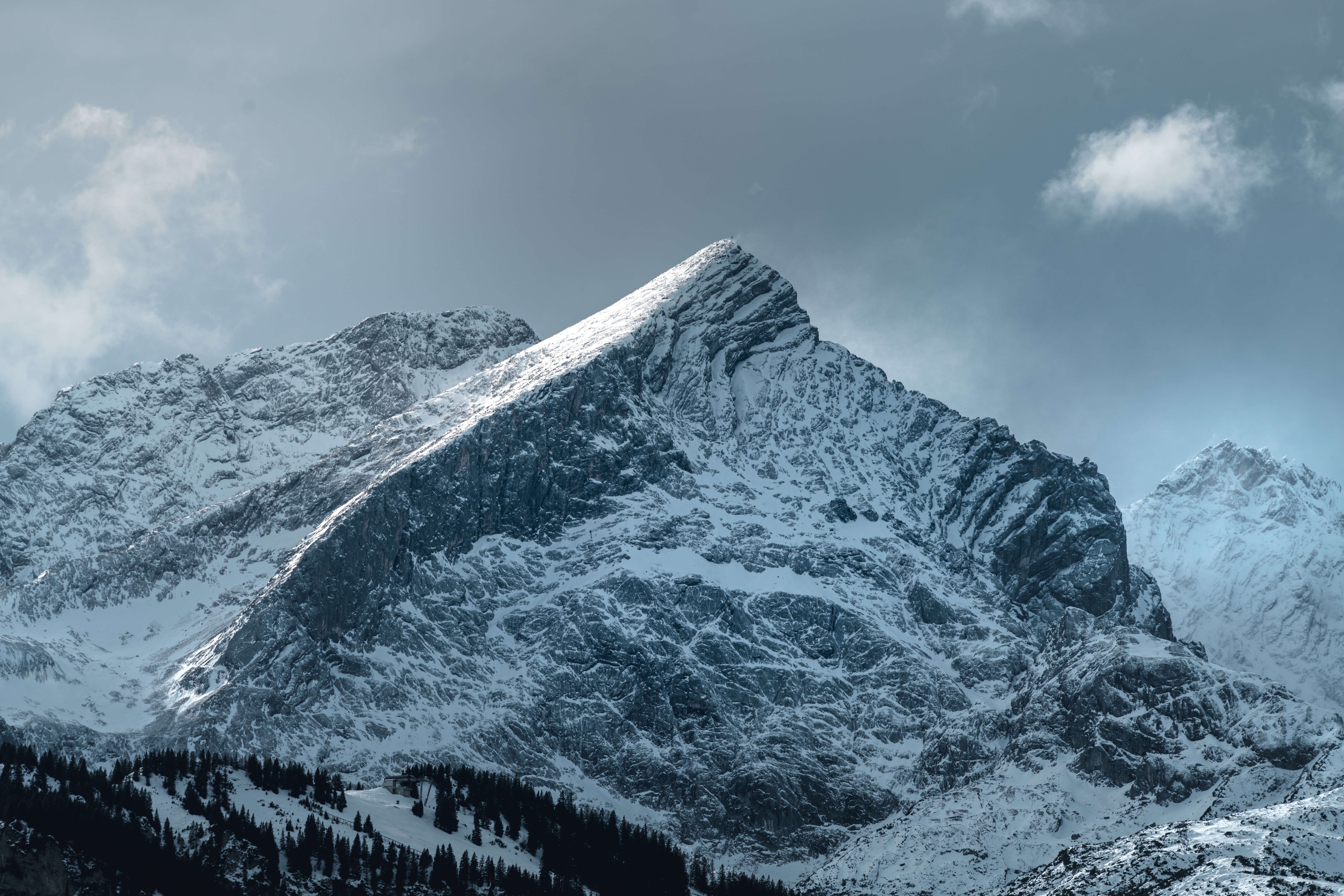 143351 télécharger l'image paysage, nature, montagne, sommet, retour au début, couvert de neige, snowbound, pente - fonds d'écran et économiseurs d'écran gratuits