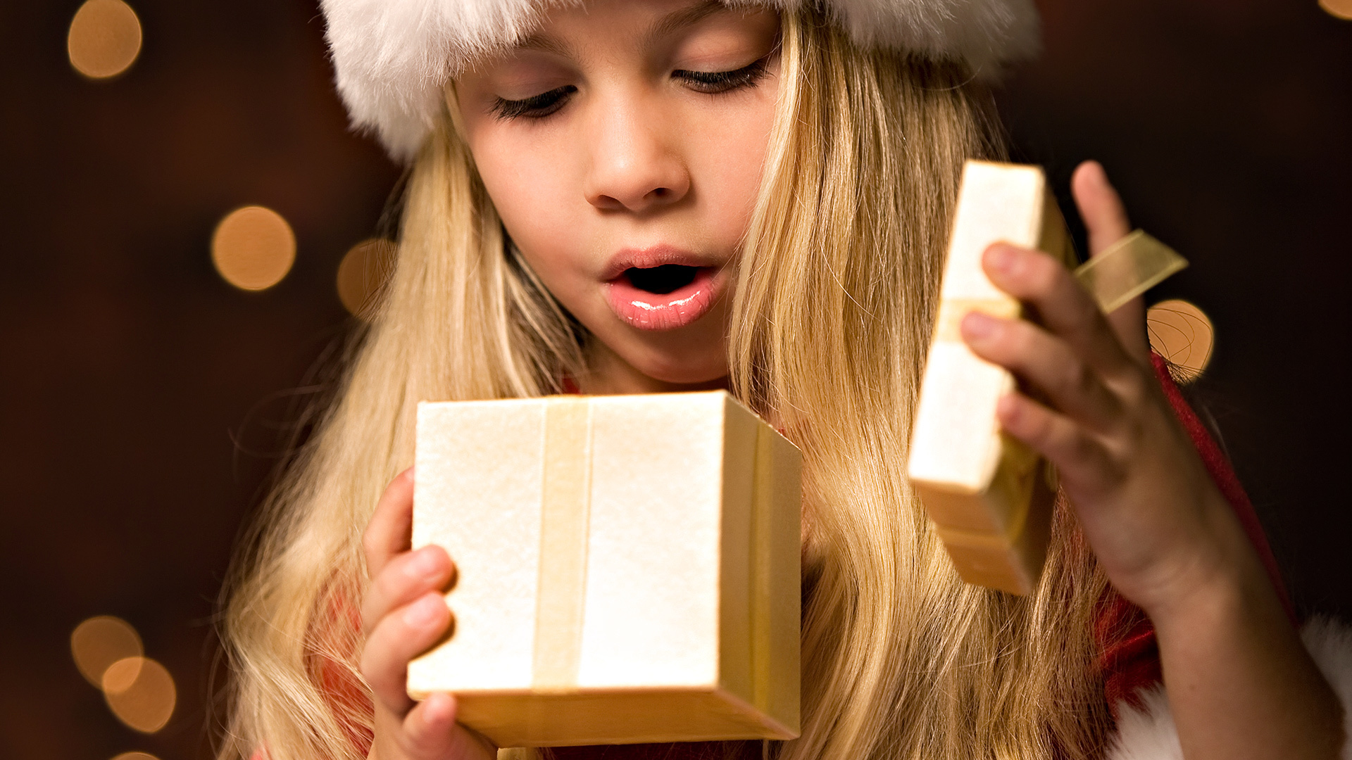 Скачать картинку Подарки, Ребёнок, Рождество, Праздничные, Блондинка в телефон бесплатно.