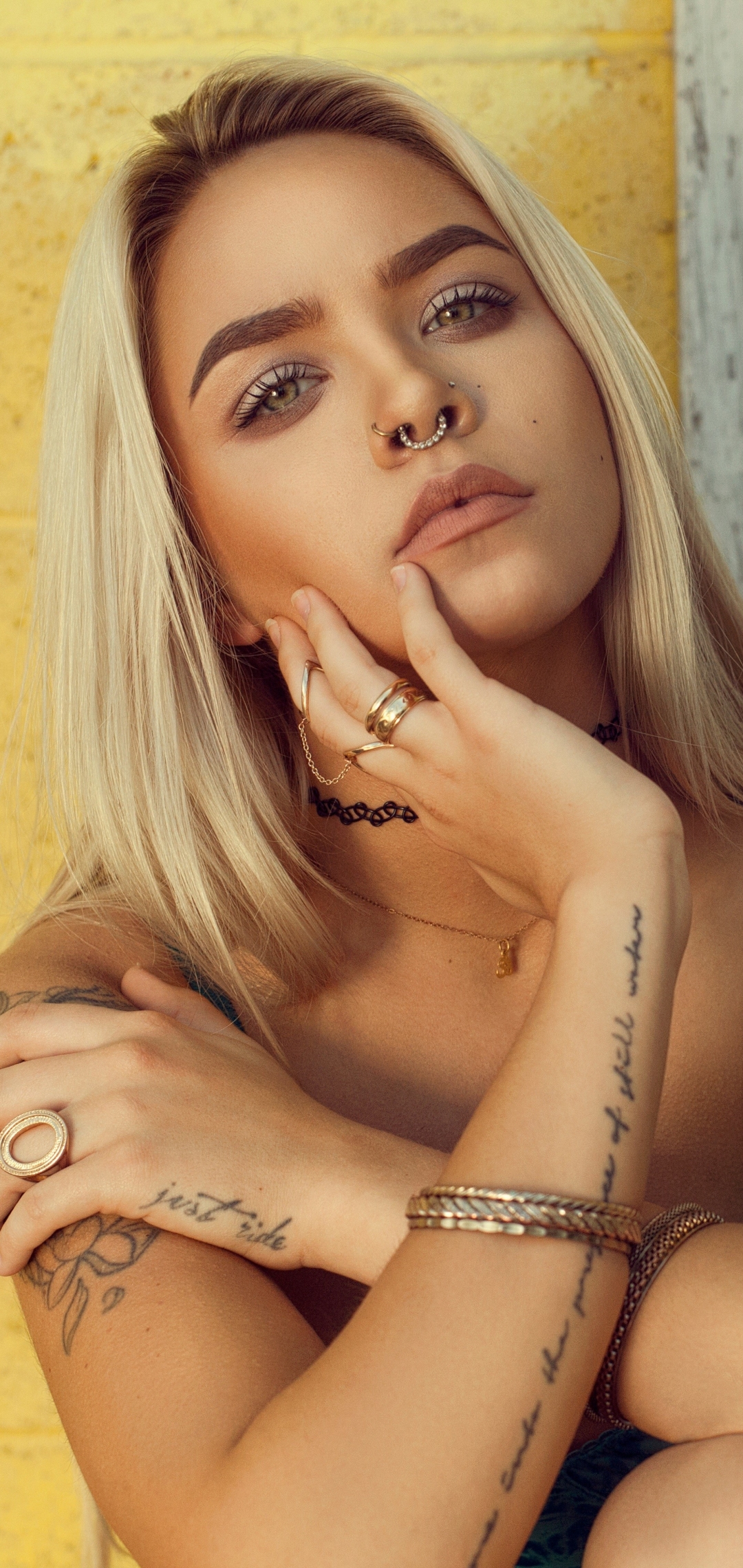 Handy-Wallpaper Tätowierung, Blond, Modell, Frauen, Blondinen, Haselnussbraune Augen kostenlos herunterladen.