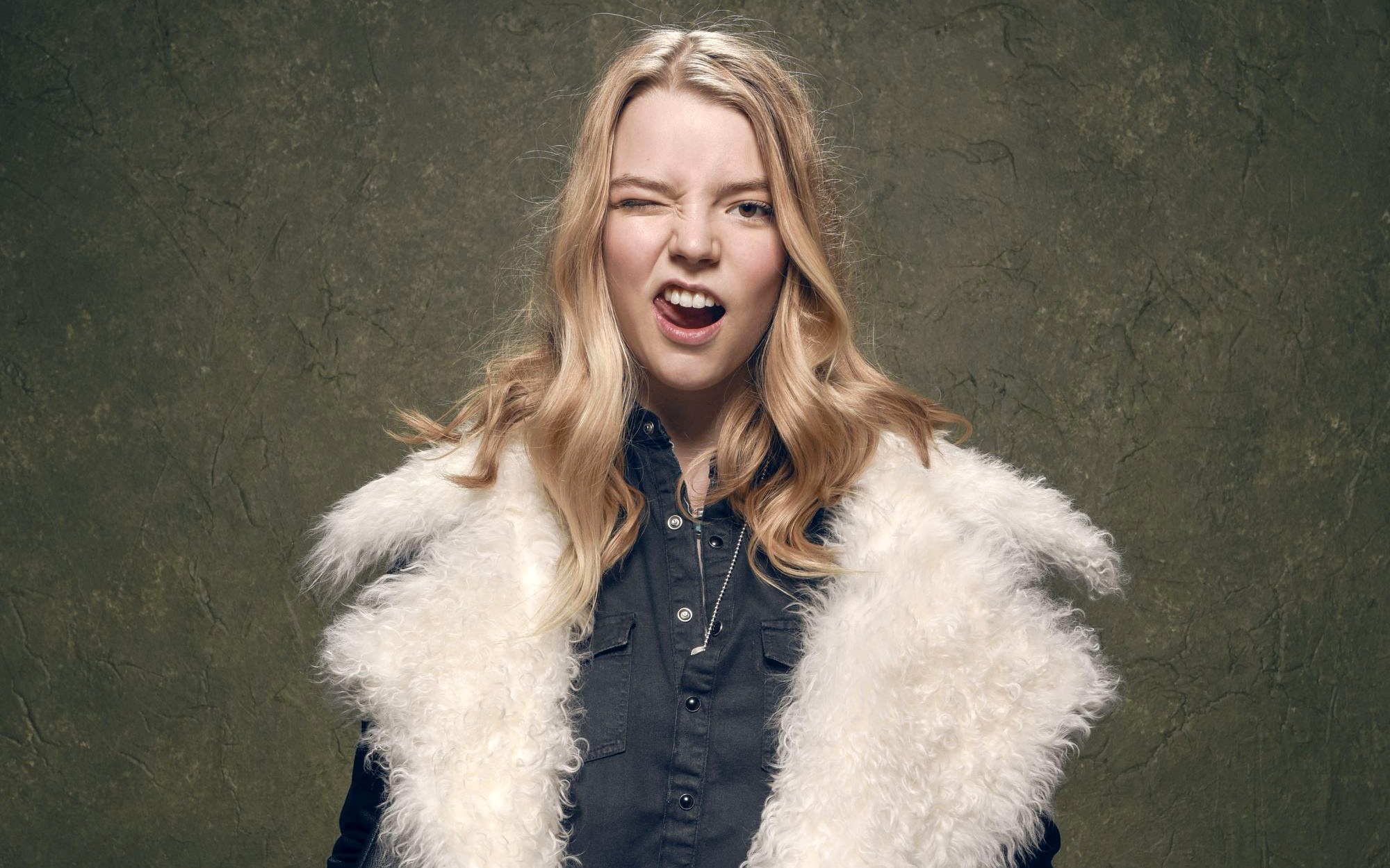 Download mobile wallpaper Blonde, American, Celebrity, Actress, Anya Taylor Joy for free.