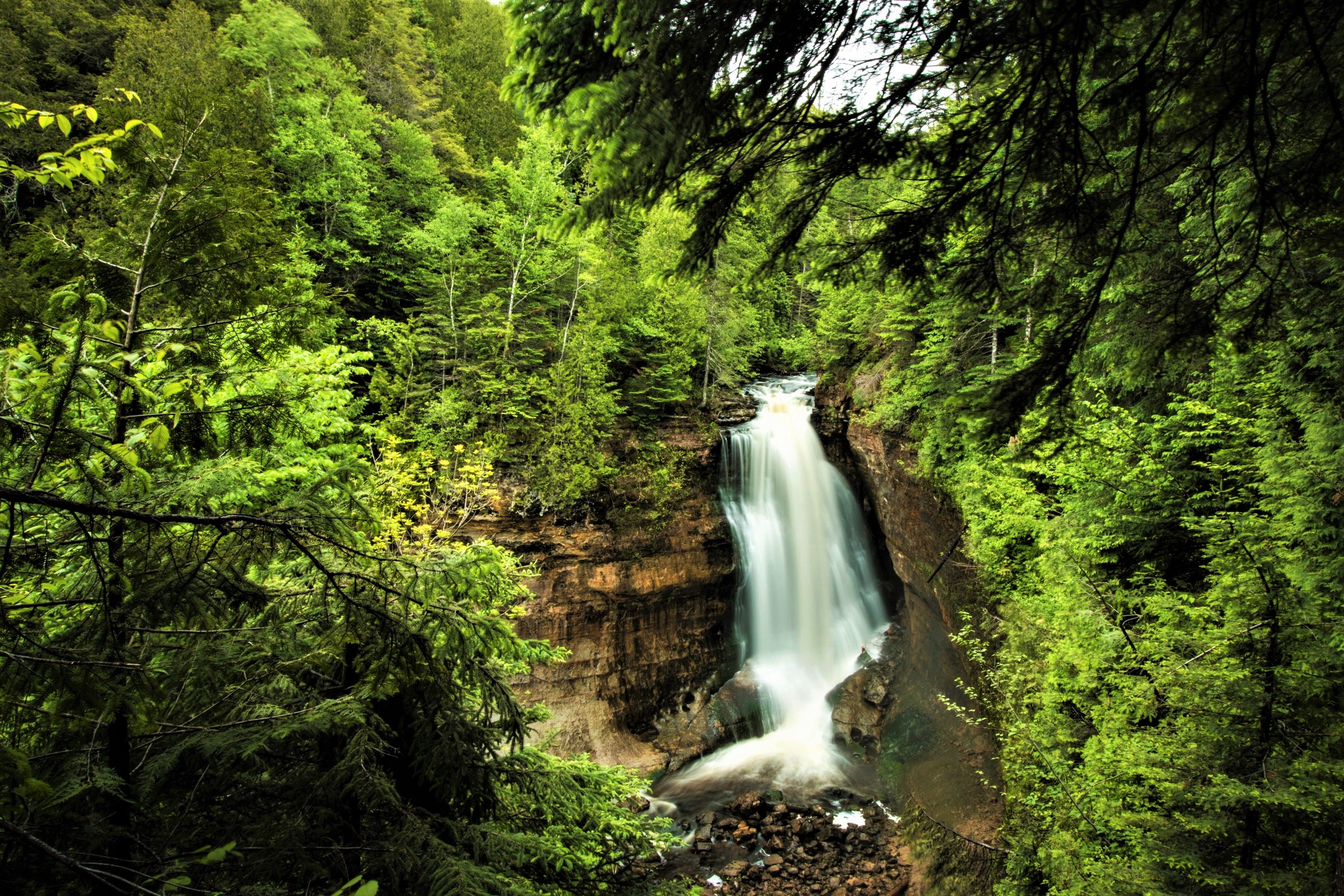 Скачать картинку Водопады, Водопад, Лес, Зелень, Земля/природа в телефон бесплатно.