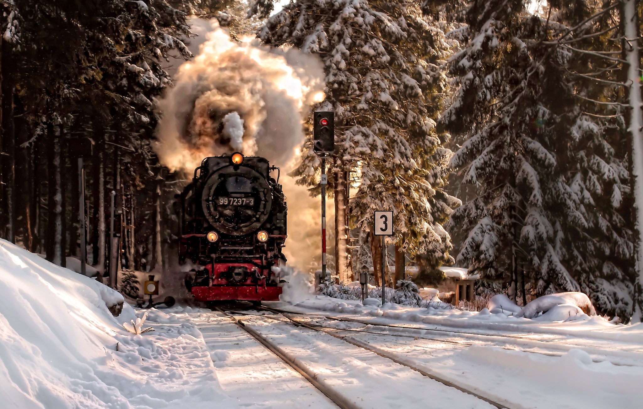 814575 Hintergrundbild herunterladen lokomotive, fahrzeuge, zug, rauch, schnee, winter - Bildschirmschoner und Bilder kostenlos