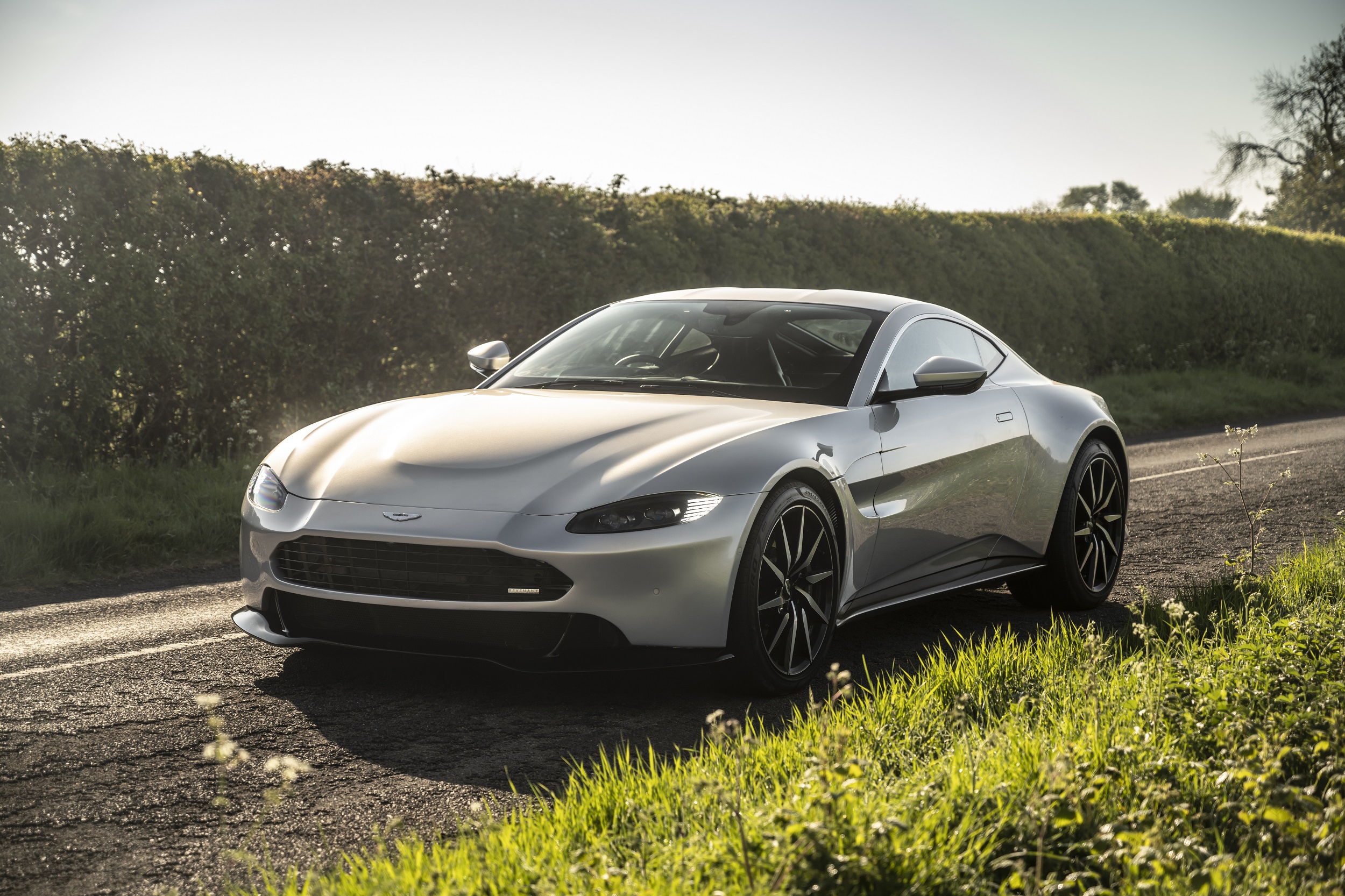 Descarga gratuita de fondo de pantalla para móvil de Aston Martin, Coche, Vehículos, Coche De Plata, Aston Martin Vantage.