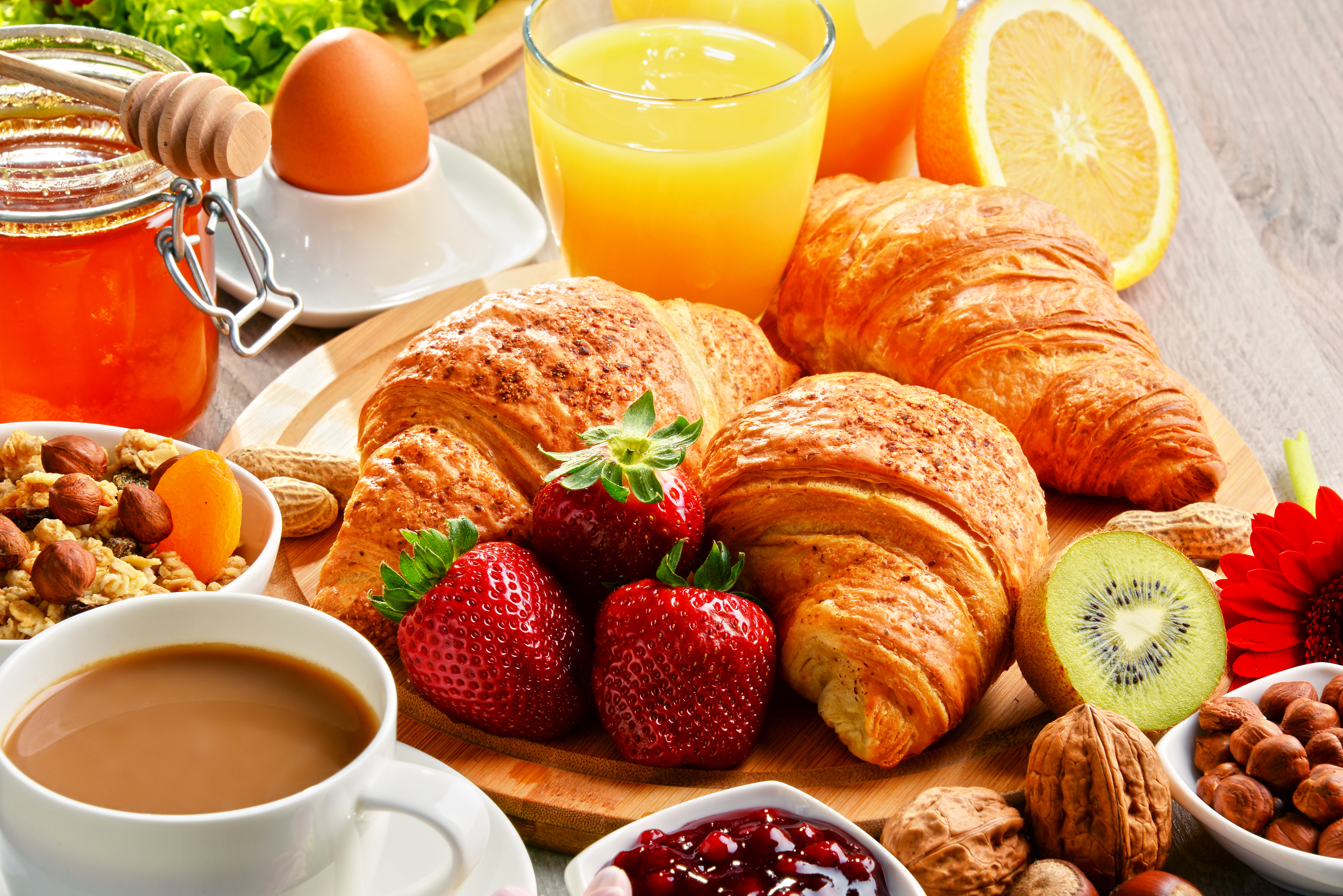 1528313 Hintergrundbild herunterladen nahrungsmittel, frühstuck, kaffee, croissant, frucht, saft, müsli, erdbeere - Bildschirmschoner und Bilder kostenlos