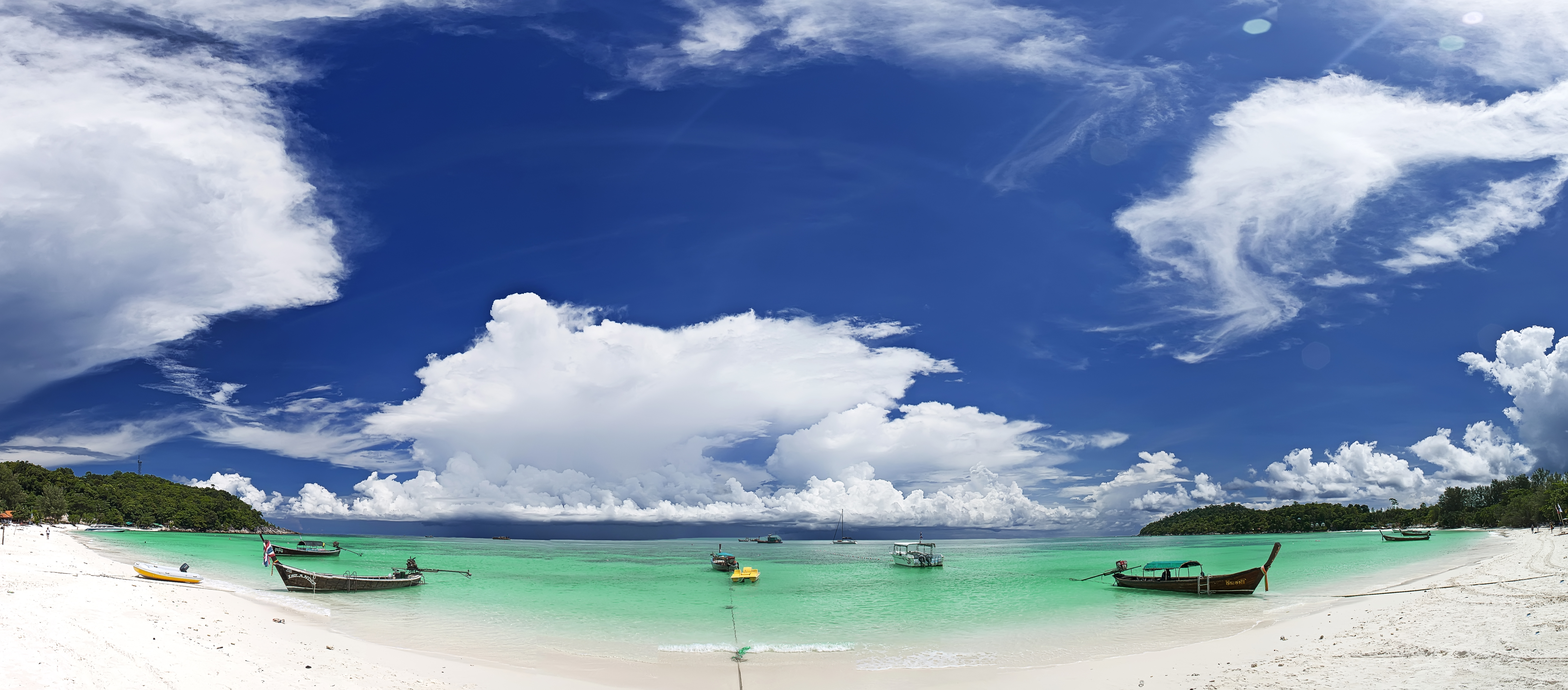 684835 скачать обои земля/природа, остров, пляж, лодка, облака, лагуна, панорама, небо, таиланд, тропики - заставки и картинки бесплатно