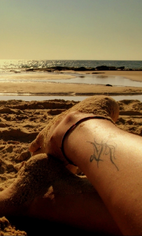 Скачать картинку Закат, Море, Пляж, Песок, Любовь, Ноги, Фотографии, Закат Солнца в телефон бесплатно.