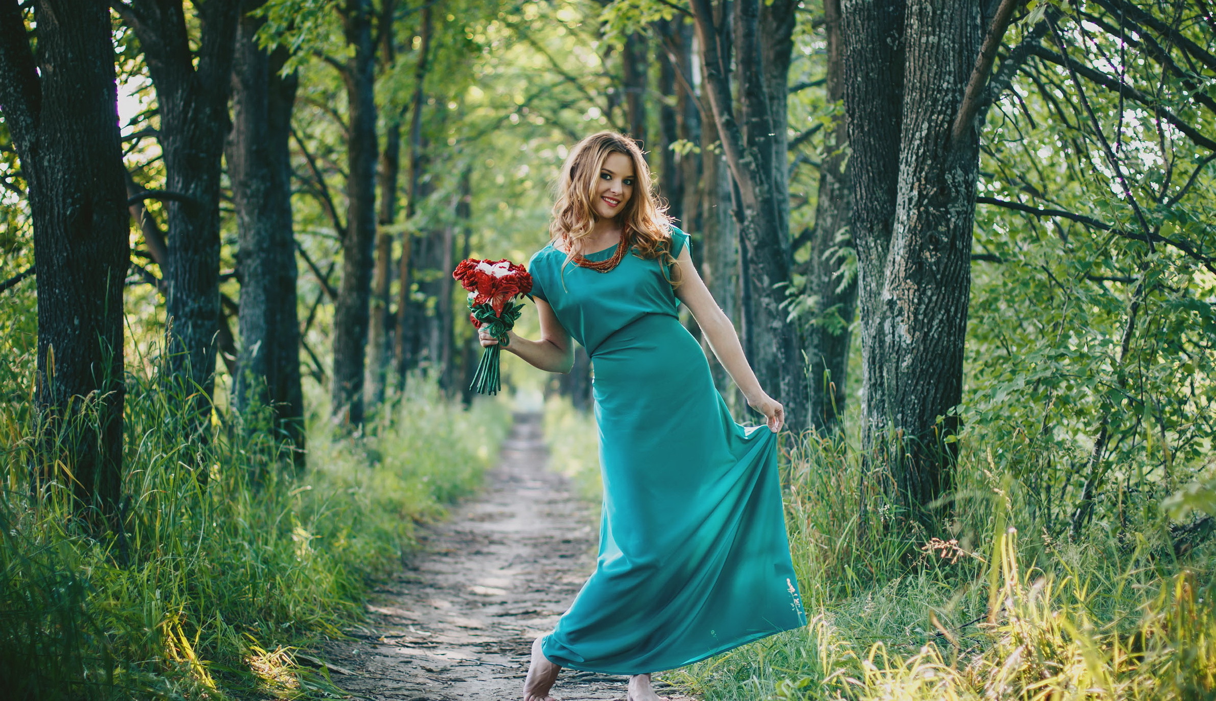Download mobile wallpaper Bouquet, Path, Smile, Blonde, Model, Women, Blue Eyes, Necklace, Tree Lined, Depth Of Field for free.
