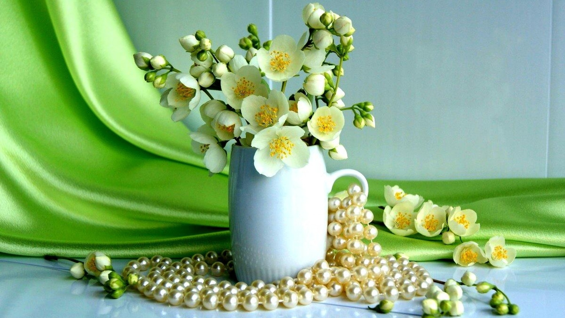 Handy-Wallpaper Blume, Tasse, Perle, Fotografie, Weiße Blume, Stillleben kostenlos herunterladen.