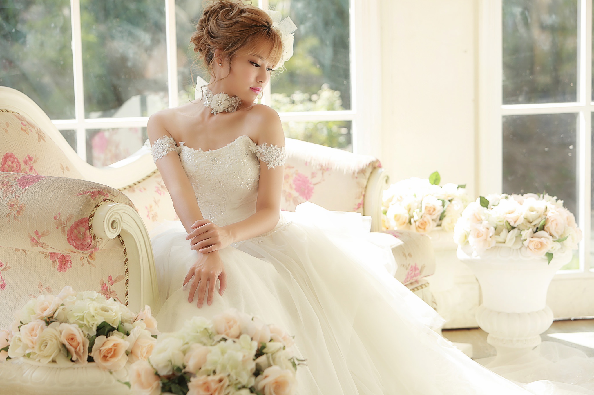 Free download wallpaper Flower, Bouquet, Mood, Brunette, Bride, Women, Wedding Dress, White Dress on your PC desktop