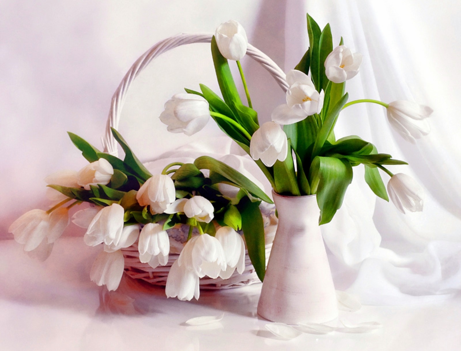 157363 завантажити шпалери ваза, тюльпани, кошик, квіти, пелюстки, корзина, ніжність - заставки і картинки безкоштовно