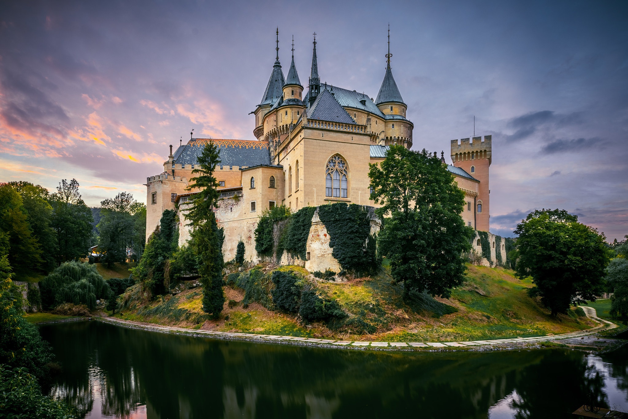 488056 baixar papel de parede feito pelo homem, castelo de bojnice, castelo, eslováquia, castelos - protetores de tela e imagens gratuitamente