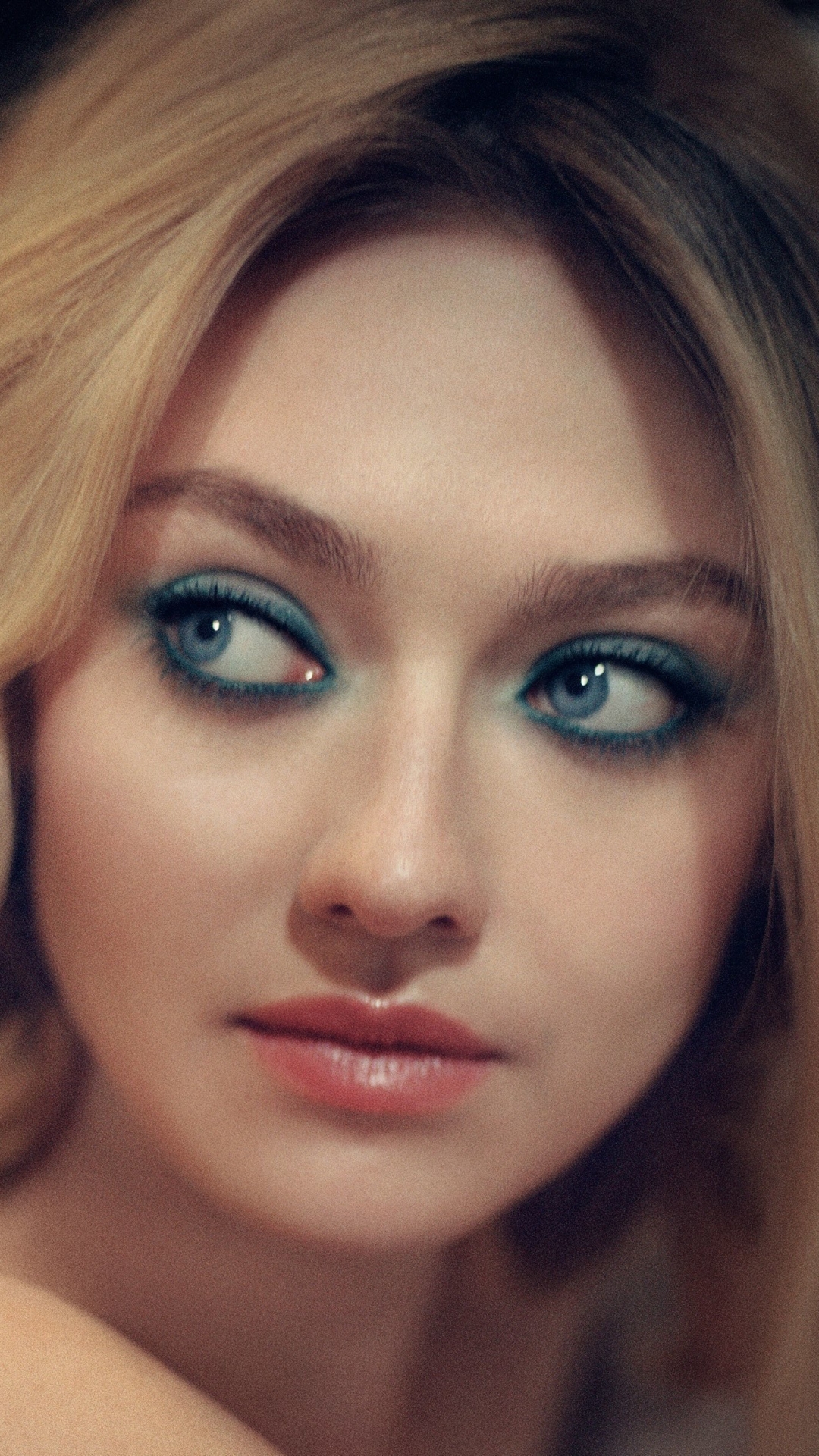 Download mobile wallpaper Blonde, Face, Blue Eyes, American, Celebrity, Actress, Dakota Fanning for free.