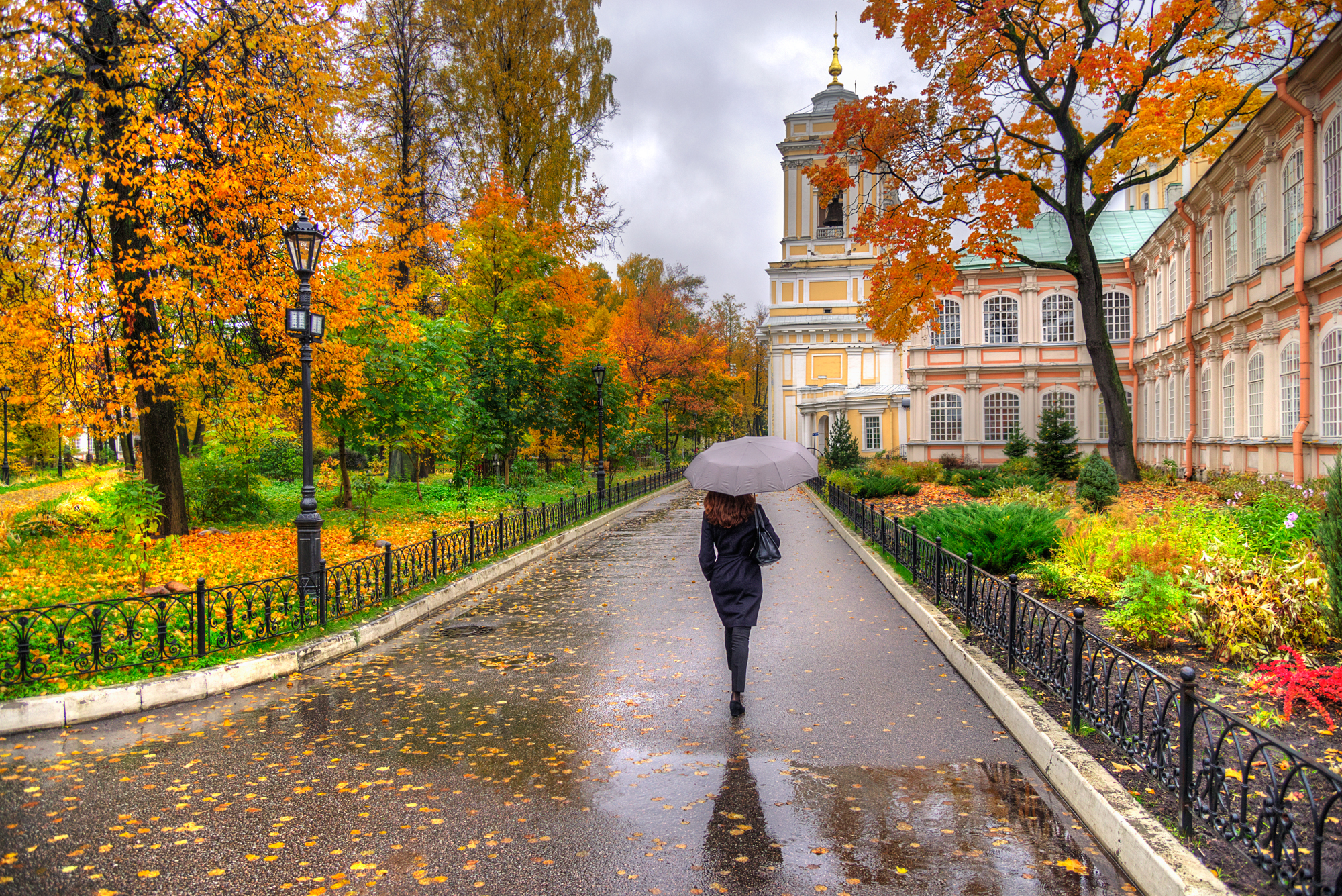 Download mobile wallpaper Building, Fall, Umbrella, Photography, Women for free.