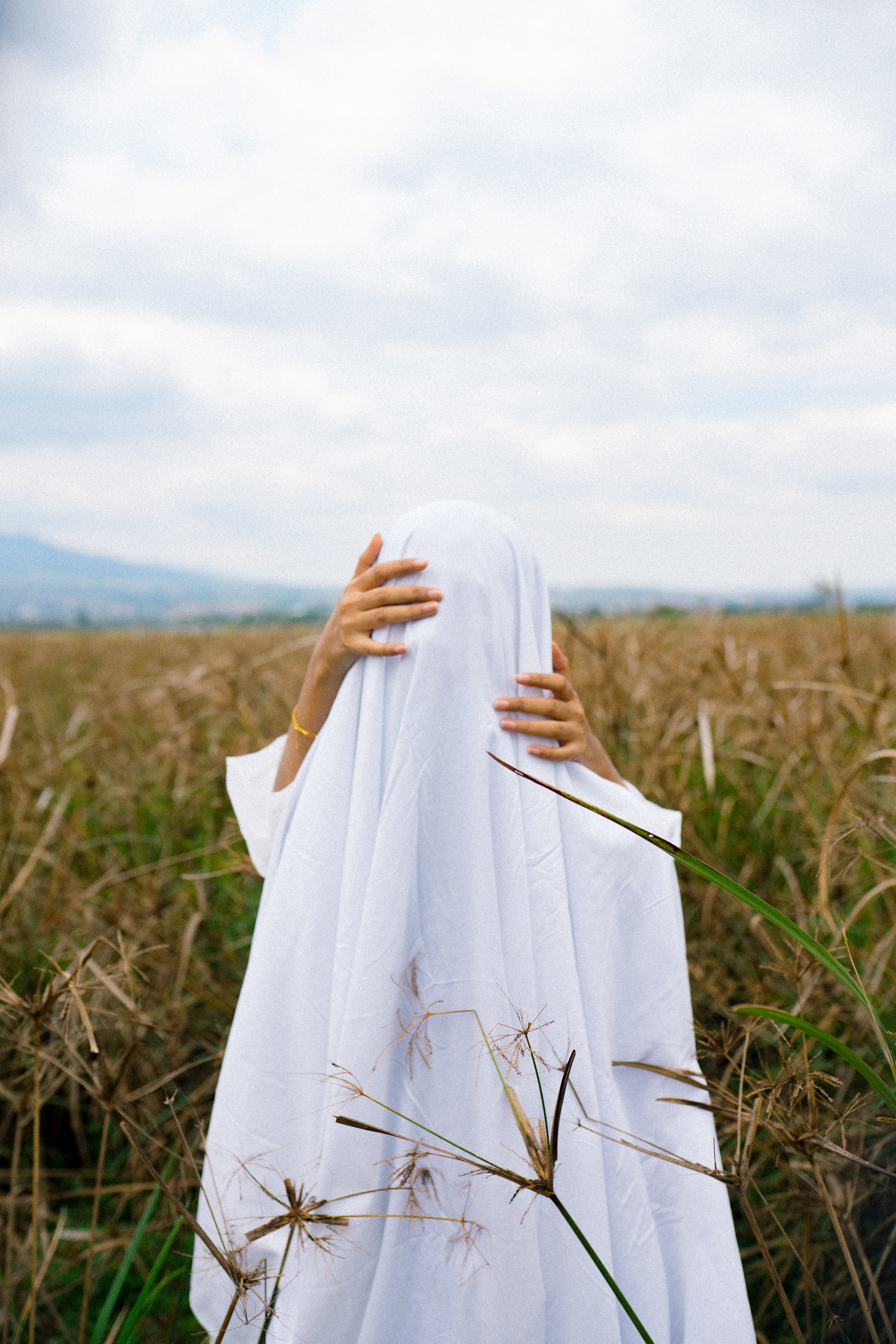 Free download wallpaper Cloth, Field, Hands, Human, Person, Miscellanea, Miscellaneous, Anonymous on your PC desktop