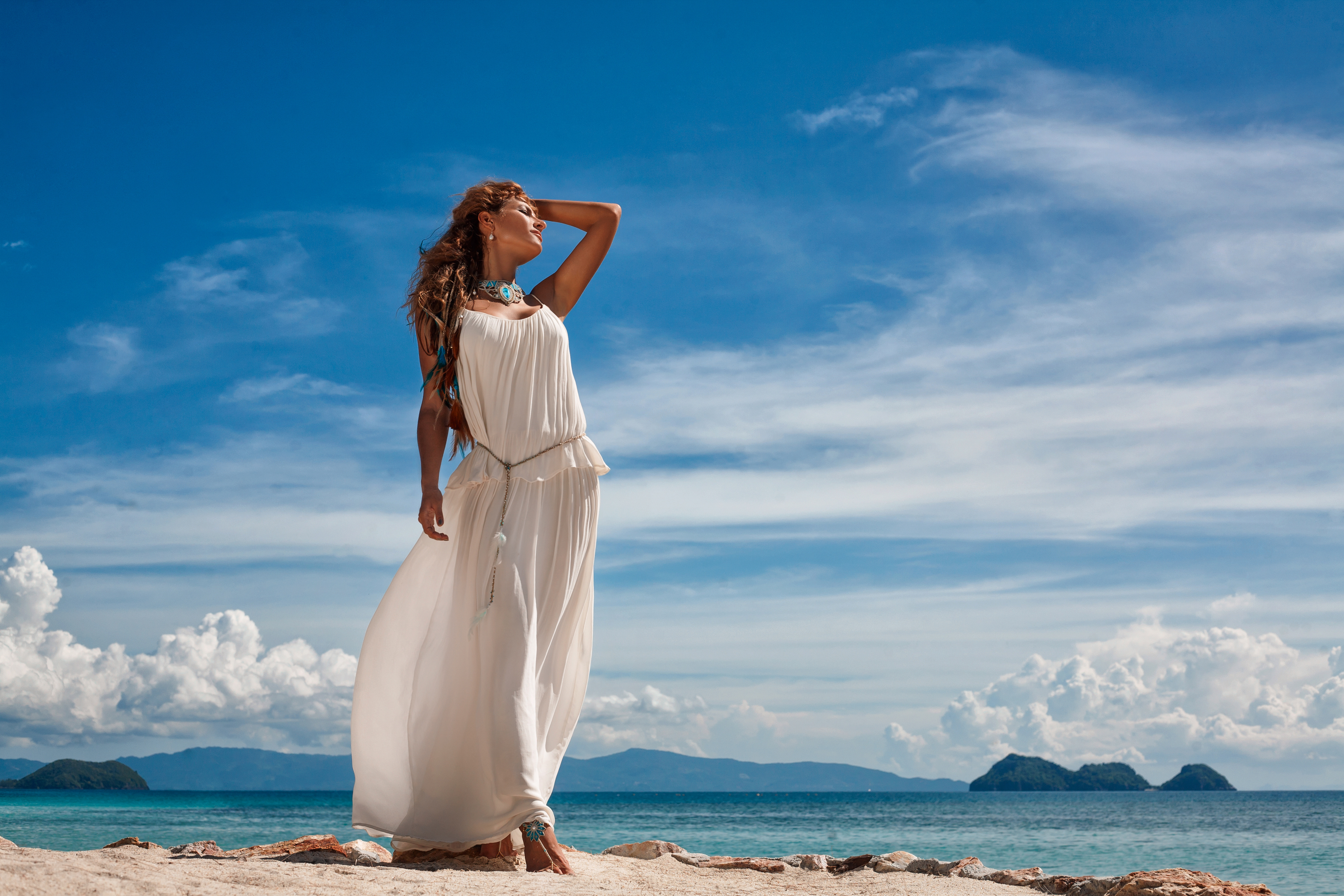 Handy-Wallpaper Sand, Ozean, Stimmung, Wolke, Brünette, Modell, Frauen, Himmel, Weißes Kleid kostenlos herunterladen.