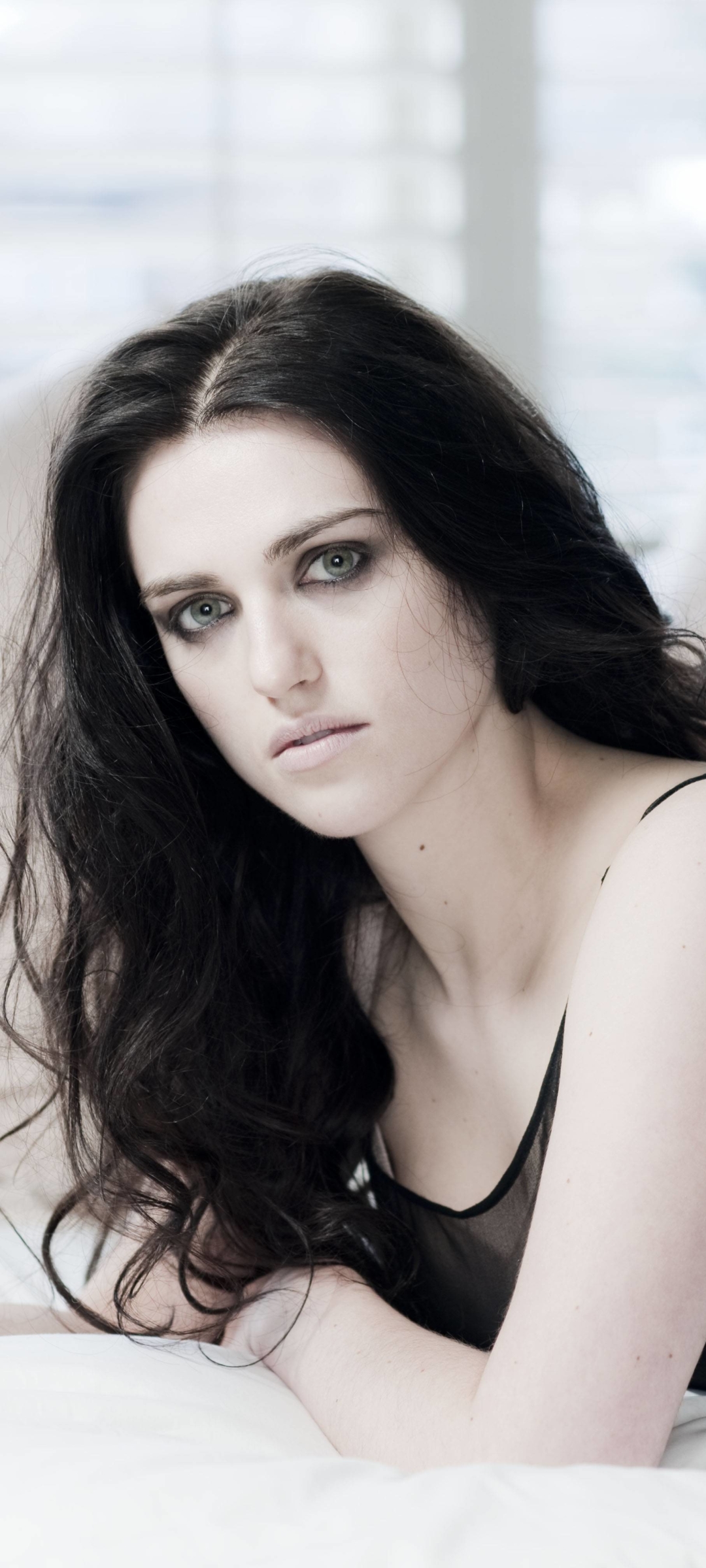 Download mobile wallpaper Celebrity, Black Hair, Actress, Katie Mcgrath for free.