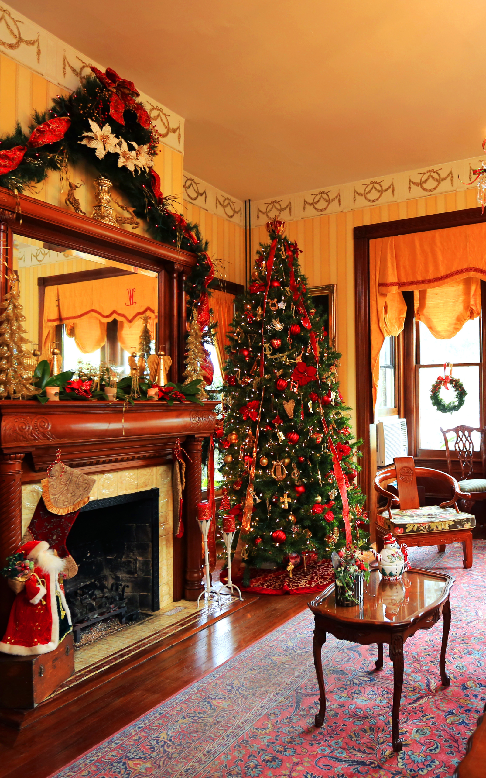 Handy-Wallpaper Feiertage, Weihnachten, Zimmer, Weihnachtsbaum, Möbel, Kranz, Möbilar kostenlos herunterladen.