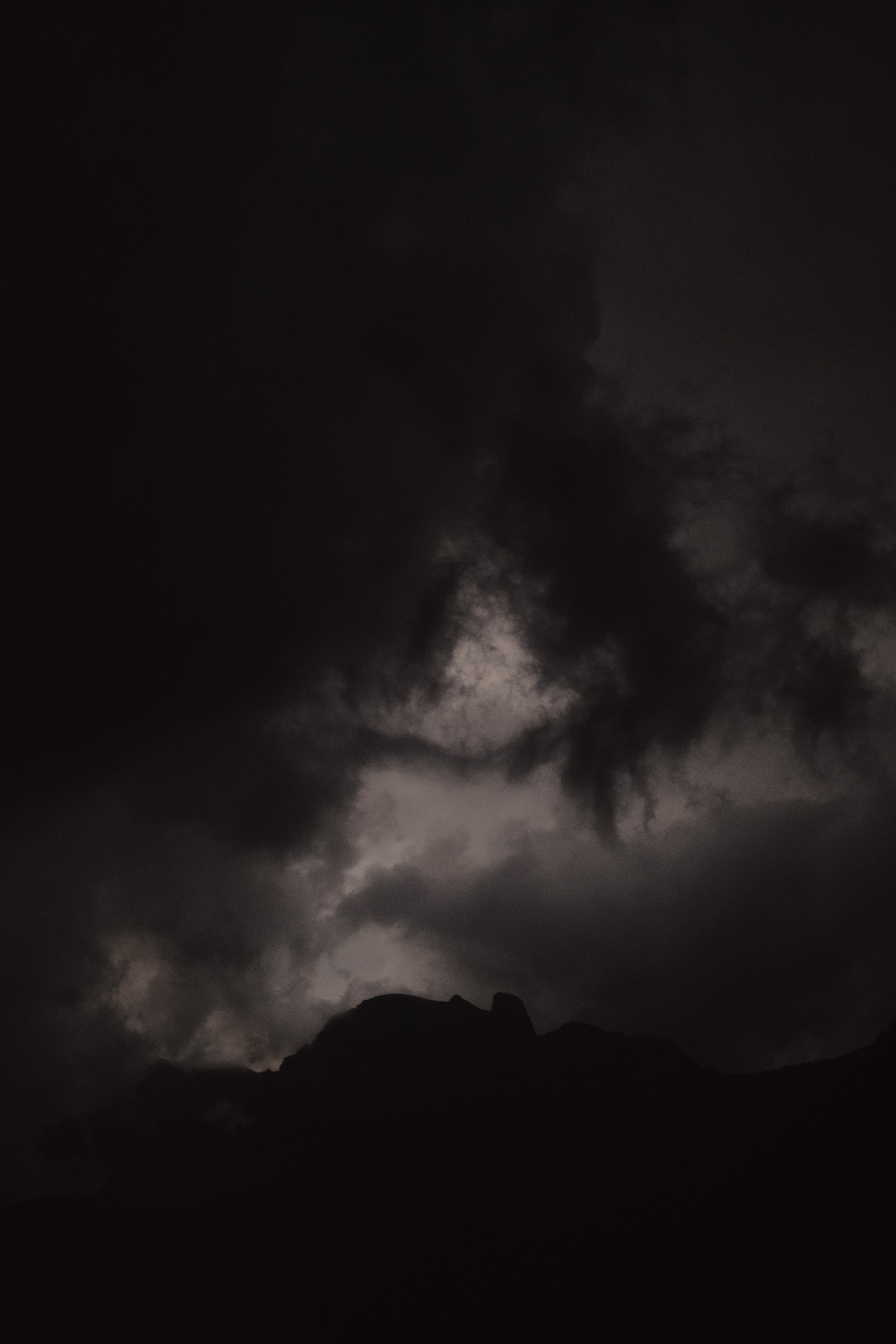 PCデスクトップに山脈, 闇, 暗い, ナイト, 雲画像を無料でダウンロード