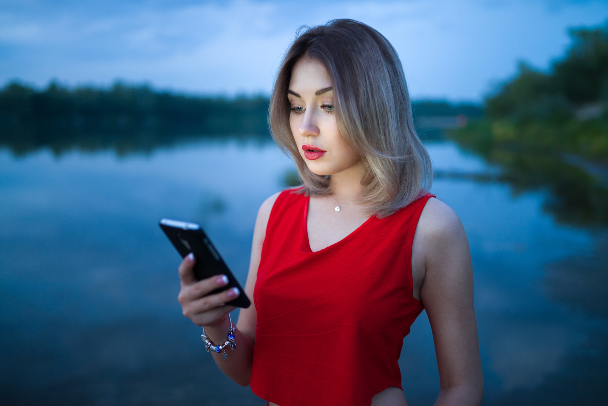 Download mobile wallpaper Blonde, Model, Women, Smartphone, Lipstick, Depth Of Field for free.