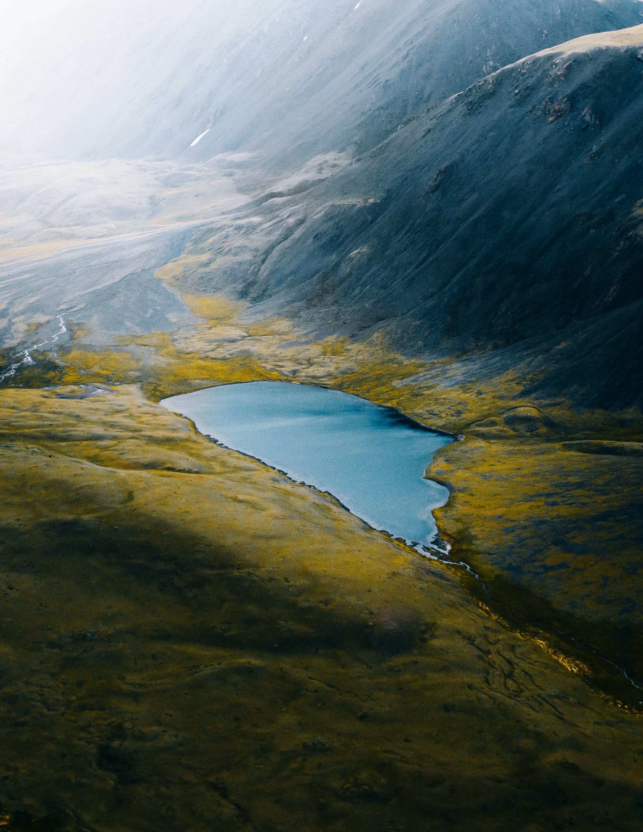 PCデスクトップに山脈, 湖, 岩, 救済, 安心, 自然, 霧画像を無料でダウンロード