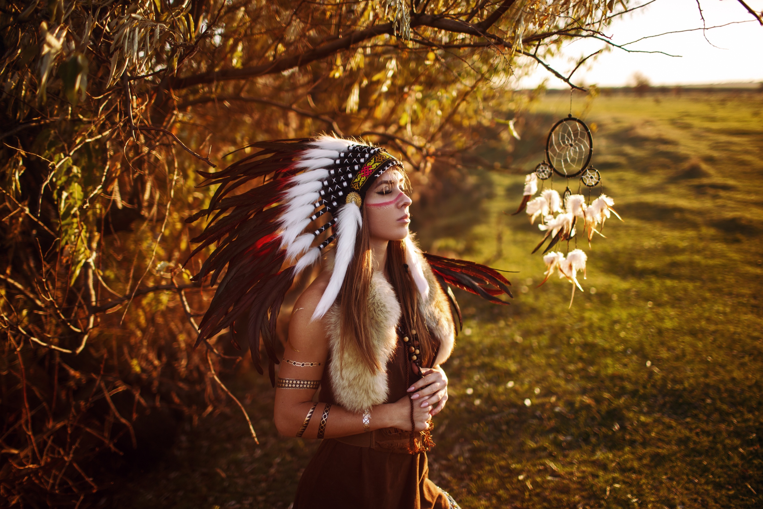 917536 скачать картинку коренной американец, перо, ловец снов, женщины, повязка на голову, модель, рыжая - обои и заставки бесплатно