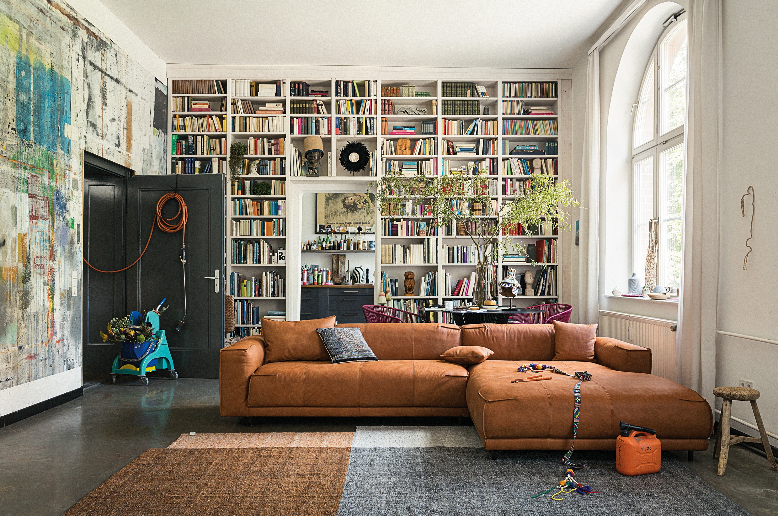 Handy-Wallpaper Zimmer, Sofa, Bibliothek, Menschengemacht, Möbilar kostenlos herunterladen.