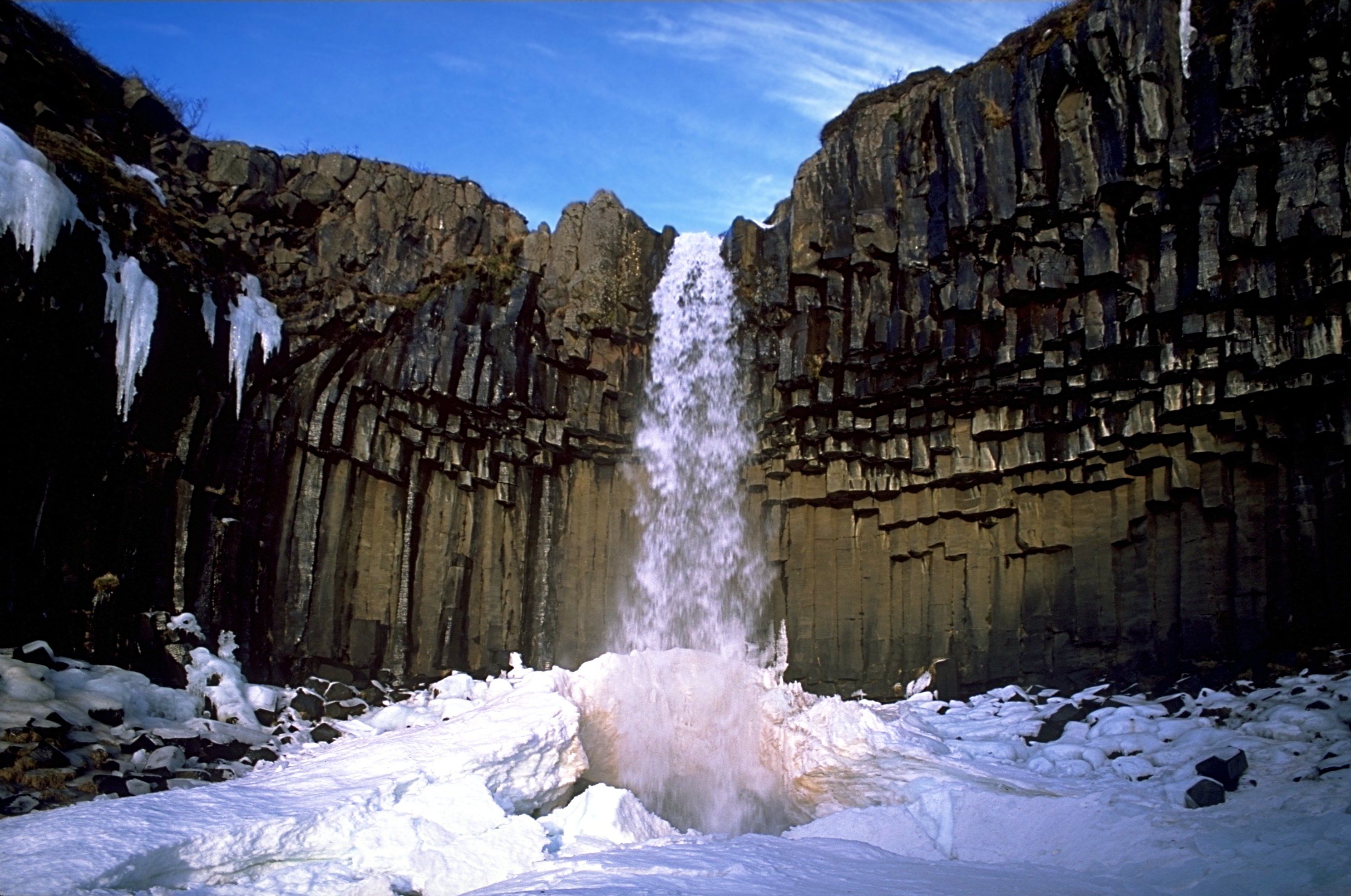 Handy-Wallpaper Wasserfälle, Wasserfall, Erde/natur, Svartifoss kostenlos herunterladen.