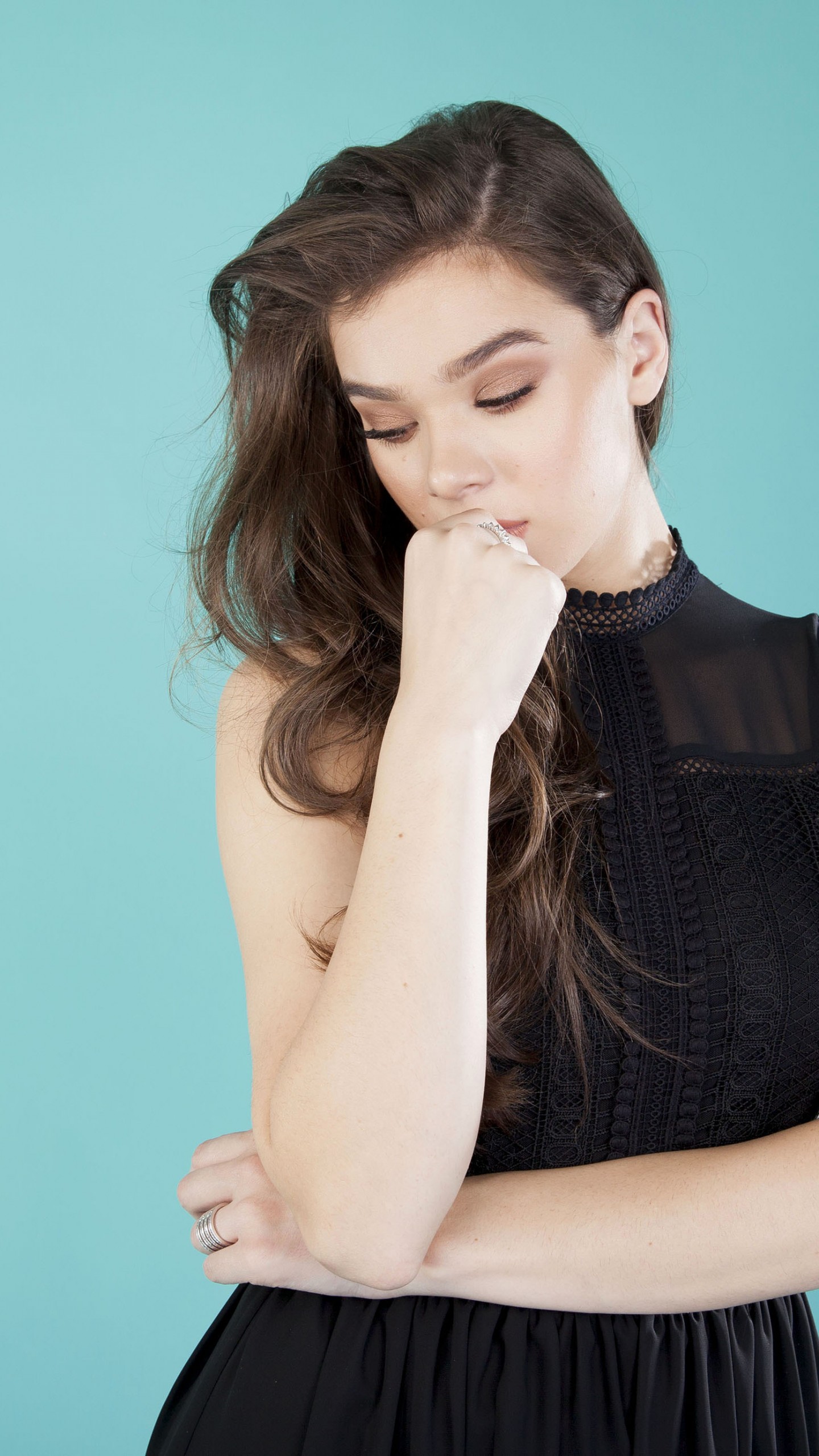 Handy-Wallpaper Sänger, Brünette, Berühmtheiten, Lange Haare, Schwarzes Kleid, Darstellerin, Hailee Steinfeld kostenlos herunterladen.