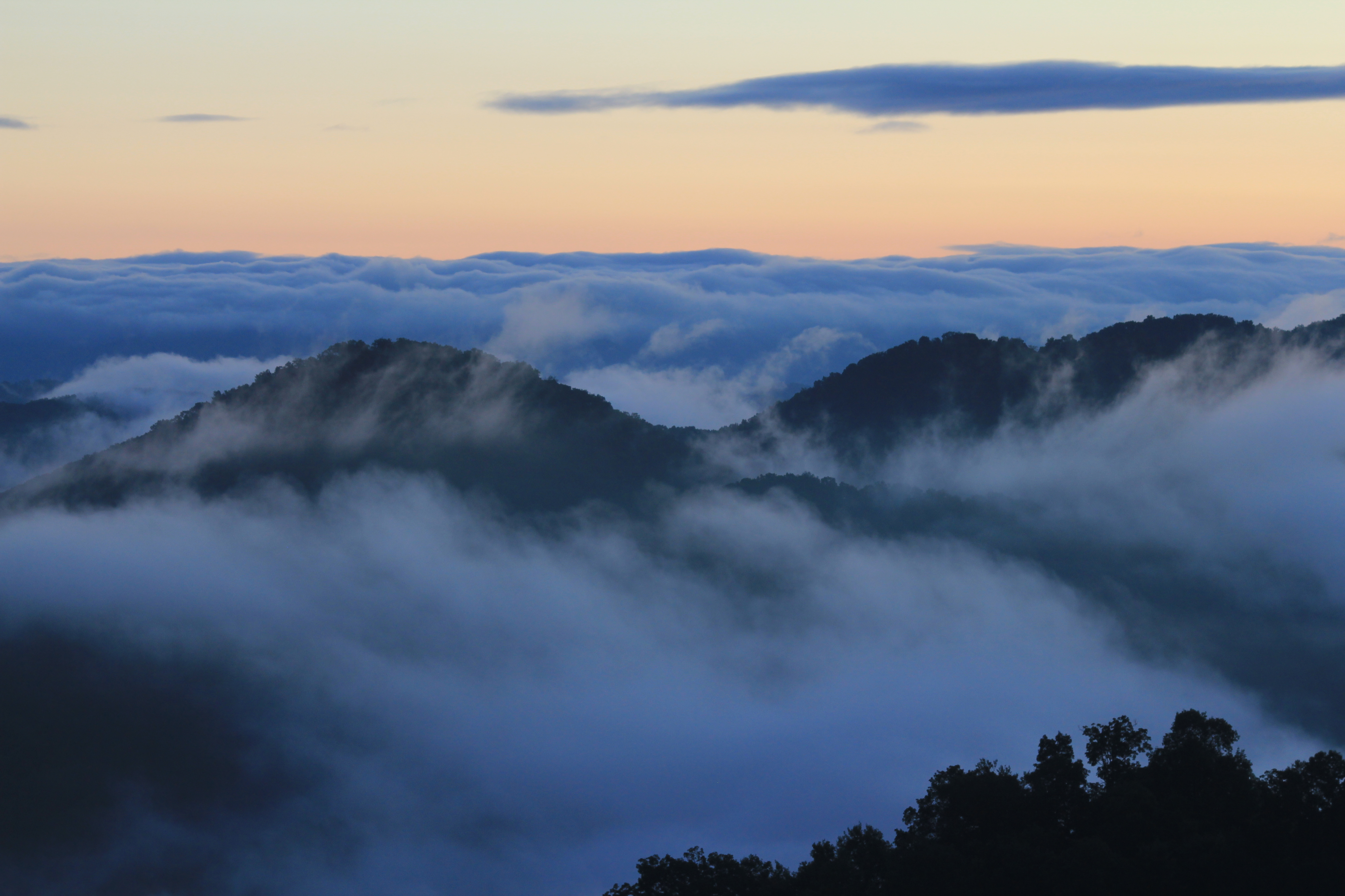 PCデスクトップに自然, 山脈, 霧, トップス, 頂点, 雲, 風景画像を無料でダウンロード
