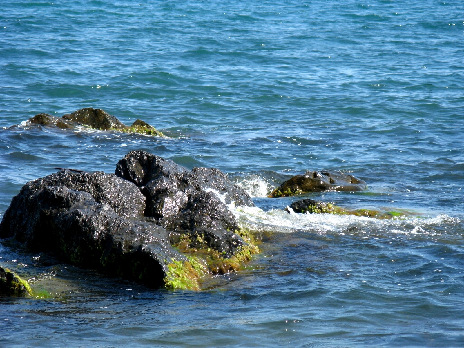 Handy-Wallpaper Stones, Landschaft, Sea kostenlos herunterladen.