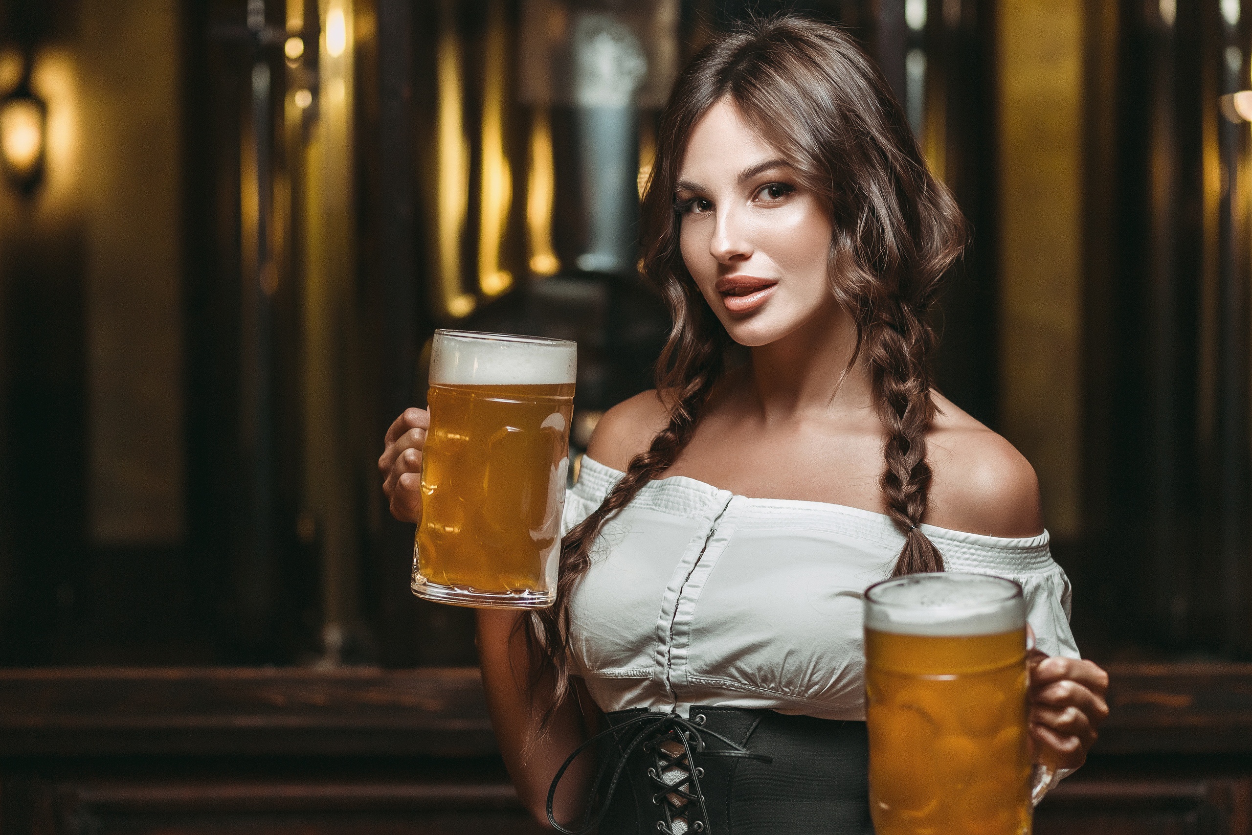 Descarga gratuita de fondo de pantalla para móvil de Cerveza, Morena, Modelo, Mujeres, Trenza.